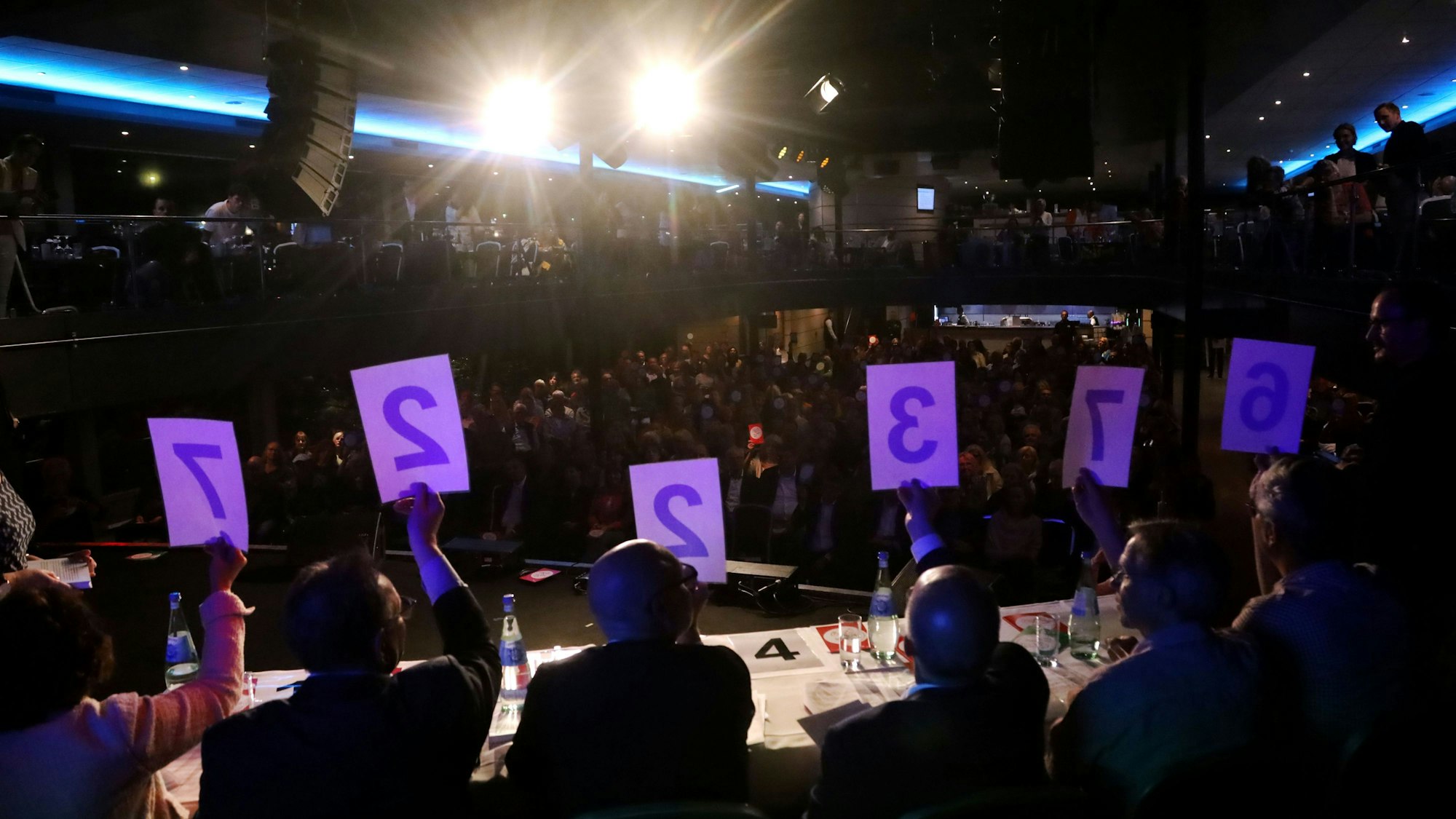 Abstimmung im ausverkauften KD-Schiff RheinMagie: Auf der Bühne saßen die Kölner OB-Kandidatinnen und -Kandidaten, im Saal mehr als 500 Gäste.