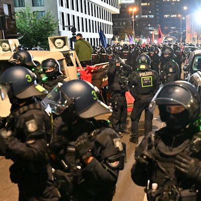 30.08.2025, Nordrhein-Westfalen, Köln: Teilnehmer (hinten) werden bei einem "Anti-Kriegs-Marsch" der Initiative "Rheinmetall Entwaffnen" durch die Polizei eingekesselt. Deutschlands größter Rüstungskonzern ist als Folge des Ukraine-Krieges stark gewachsen. Foto: Henning Kaiser/dpa +++ dpa-Bildfunk +++