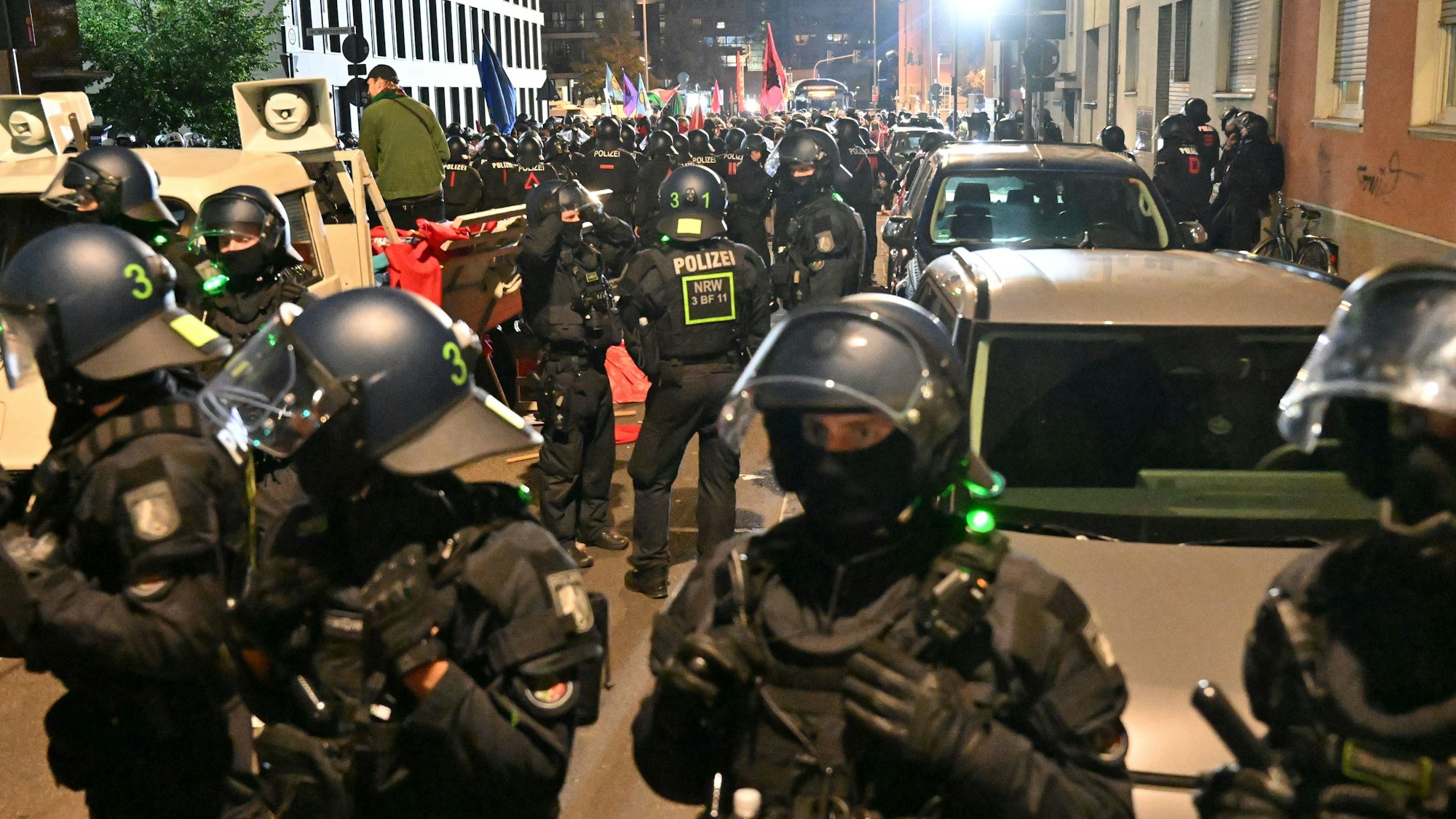 30.08.2025, Nordrhein-Westfalen, Köln: Teilnehmer (hinten) werden bei einem "Anti-Kriegs-Marsch" der Initiative "Rheinmetall Entwaffnen" durch die Polizei eingekesselt. Deutschlands größter Rüstungskonzern ist als Folge des Ukraine-Krieges stark gewachsen. Foto: Henning Kaiser/dpa +++ dpa-Bildfunk +++