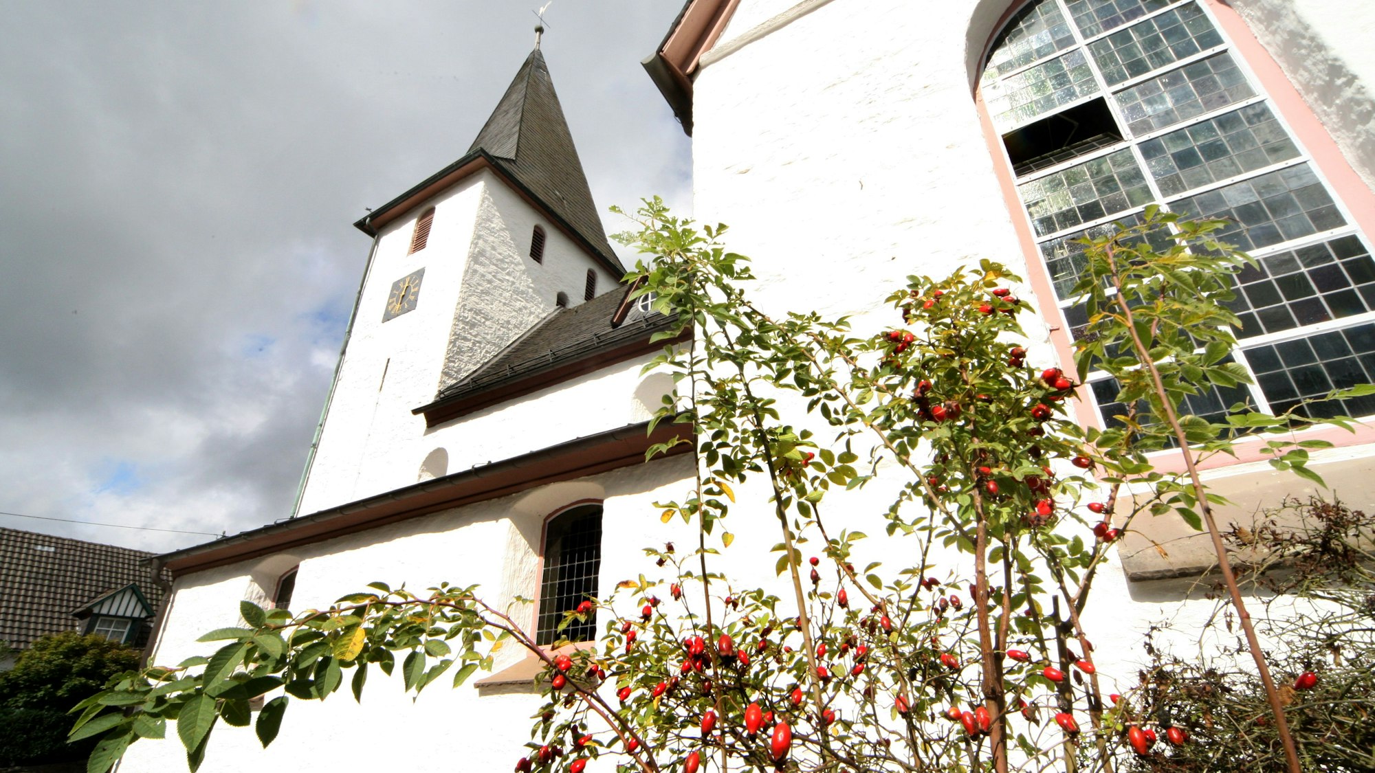 Eine Kirche ragt in den Himmel auf in Lieberhausen.