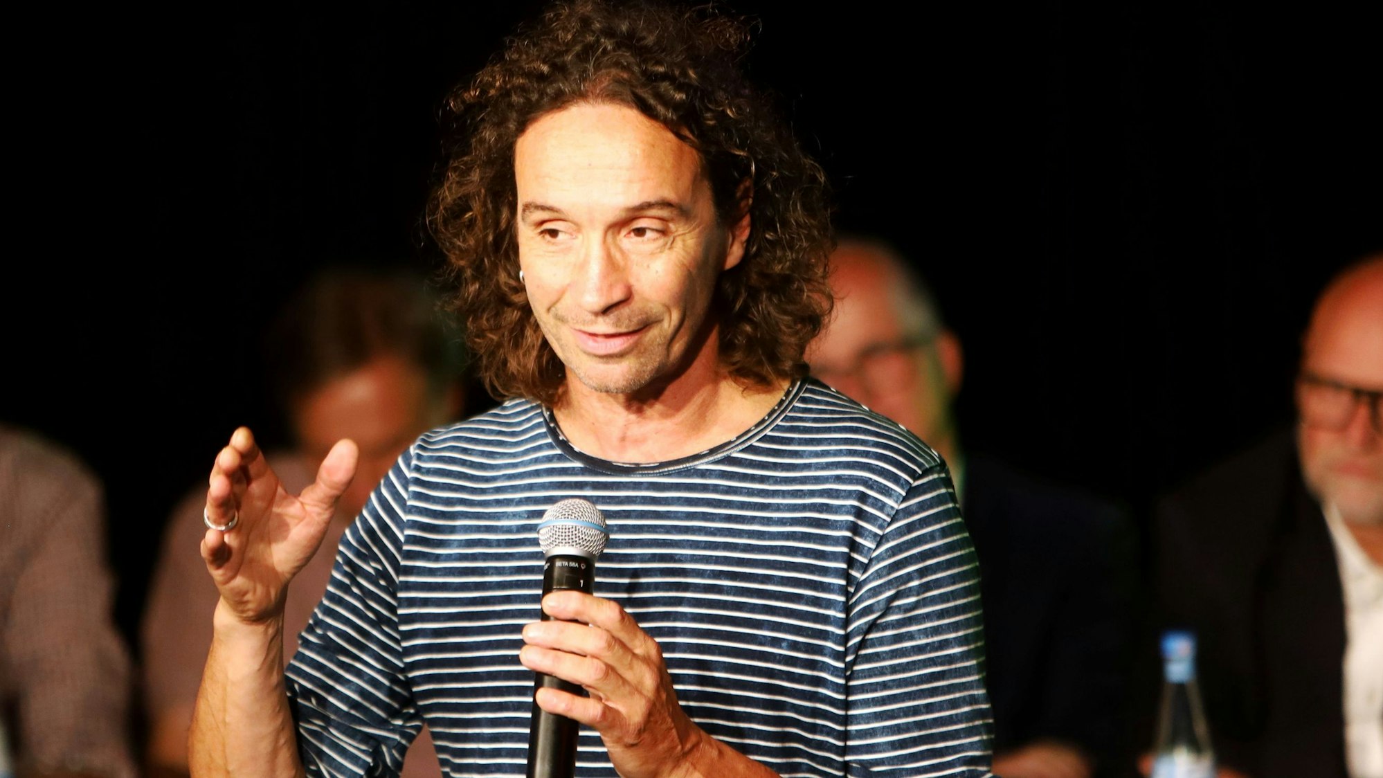 Stephan Brings Idee, physisch abgetrennte Fahrradwege in Köln zu errichten, fand großen Anklang im Saal.