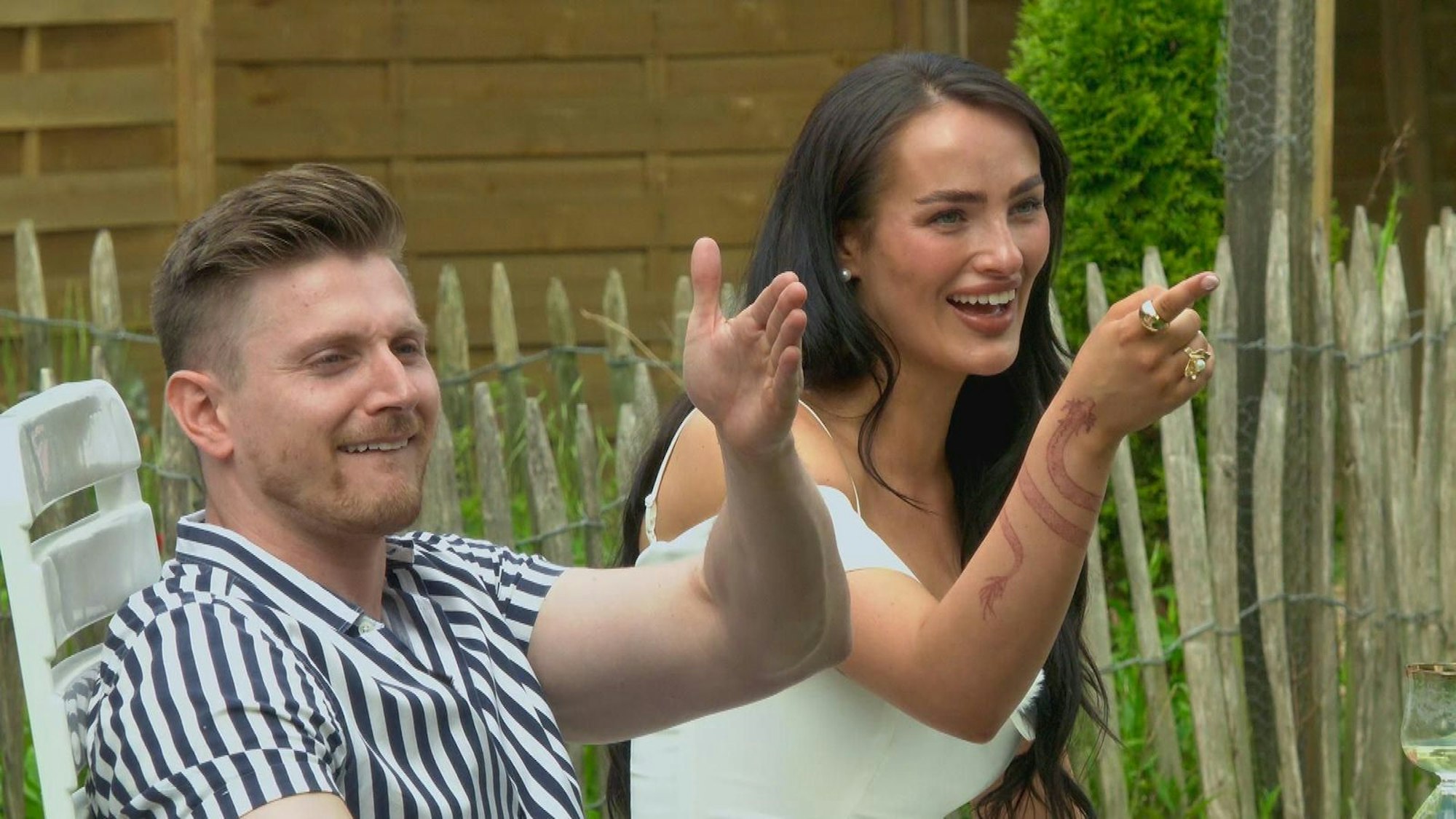 Tommy (links) und Paulina haben gut lachen: Sie haben sich Nominierungs-Schutz erspielt. (Bild: RTL)