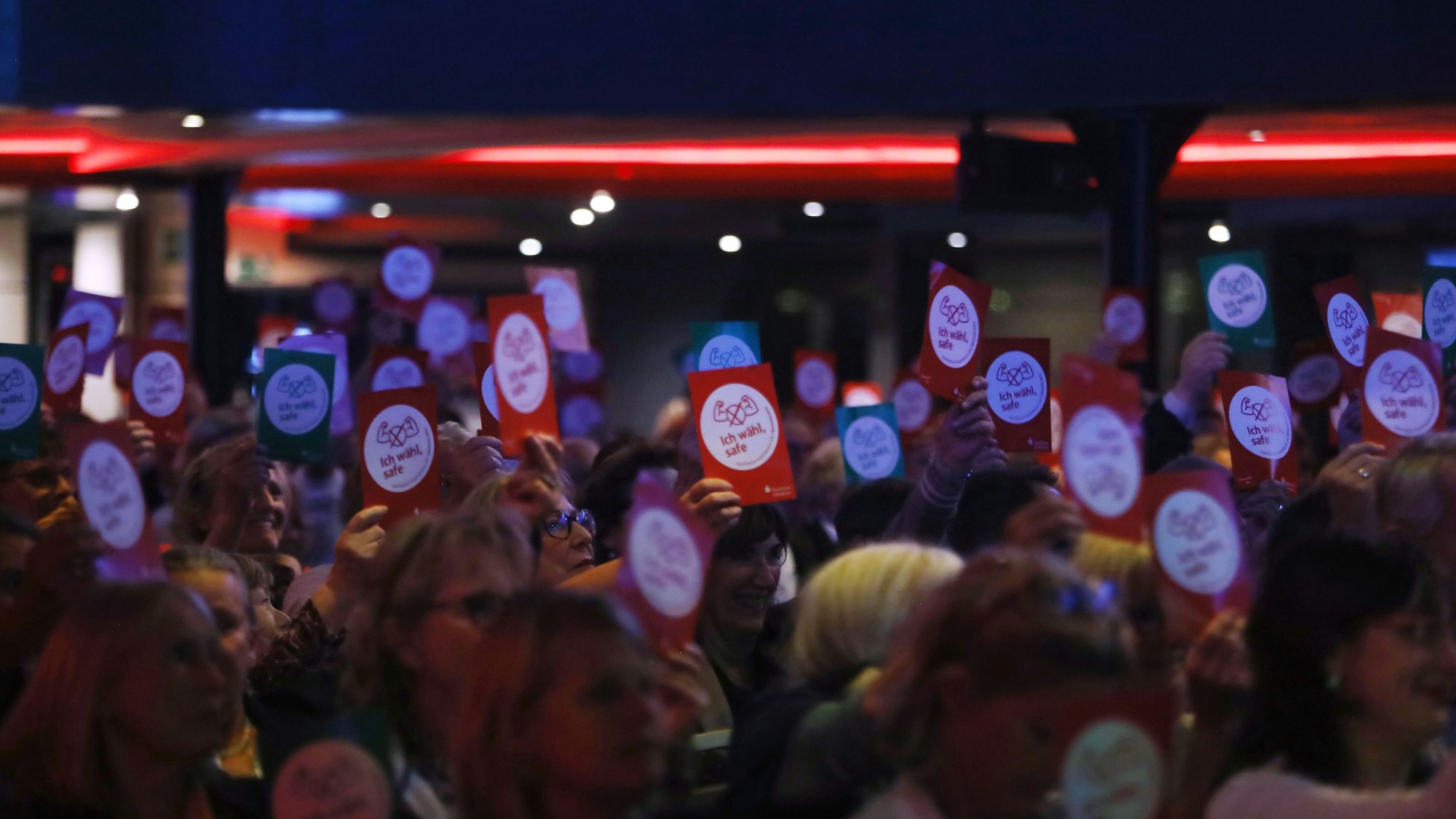 Mit roten und grünen Zetteln konnten die Gäste im Saal über die finalen zehn Ideen abstimmen.
