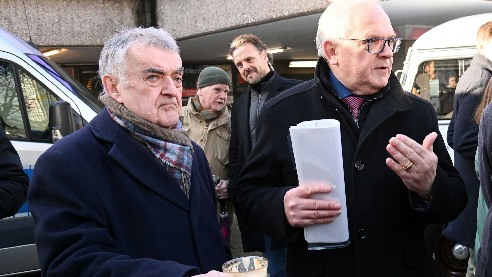 20.12.2024 Köln. Coffee with a Cop – IM Reul und Polizeipräsident Hermanns kommen zum Ebertplatz und stellen sich den Fragen von Anwohnern und Journalisten - wir fragen nach der Lage an den Drogen-Hotspots. Foto: Alexander Schwaiger