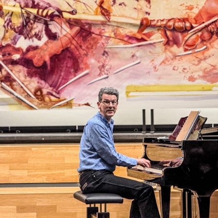 Nach sechs Jahren Bühnenpause hat Detlev Prößdorf in der Christuskirche in Wiesdorf sein neues Programm „Nicht singen hilft auch nicht“ vorgestellt – und das für einen guten Zweck