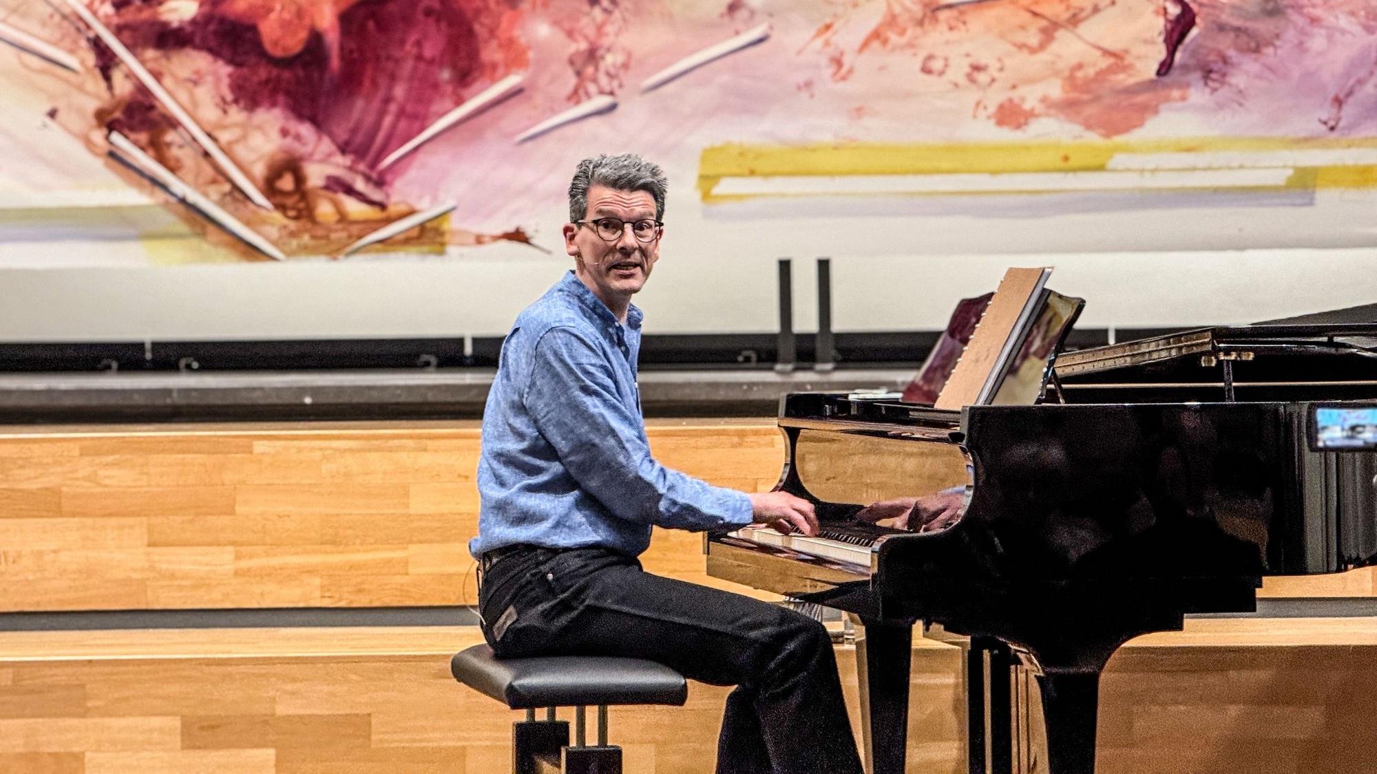 Nach sechs Jahren Bühnenpause hat Detlev Prößdorf in der Christuskirche in Wiesdorf sein neues Programm „Nicht singen hilft auch nicht“ vorgestellt – und das für einen guten Zweck