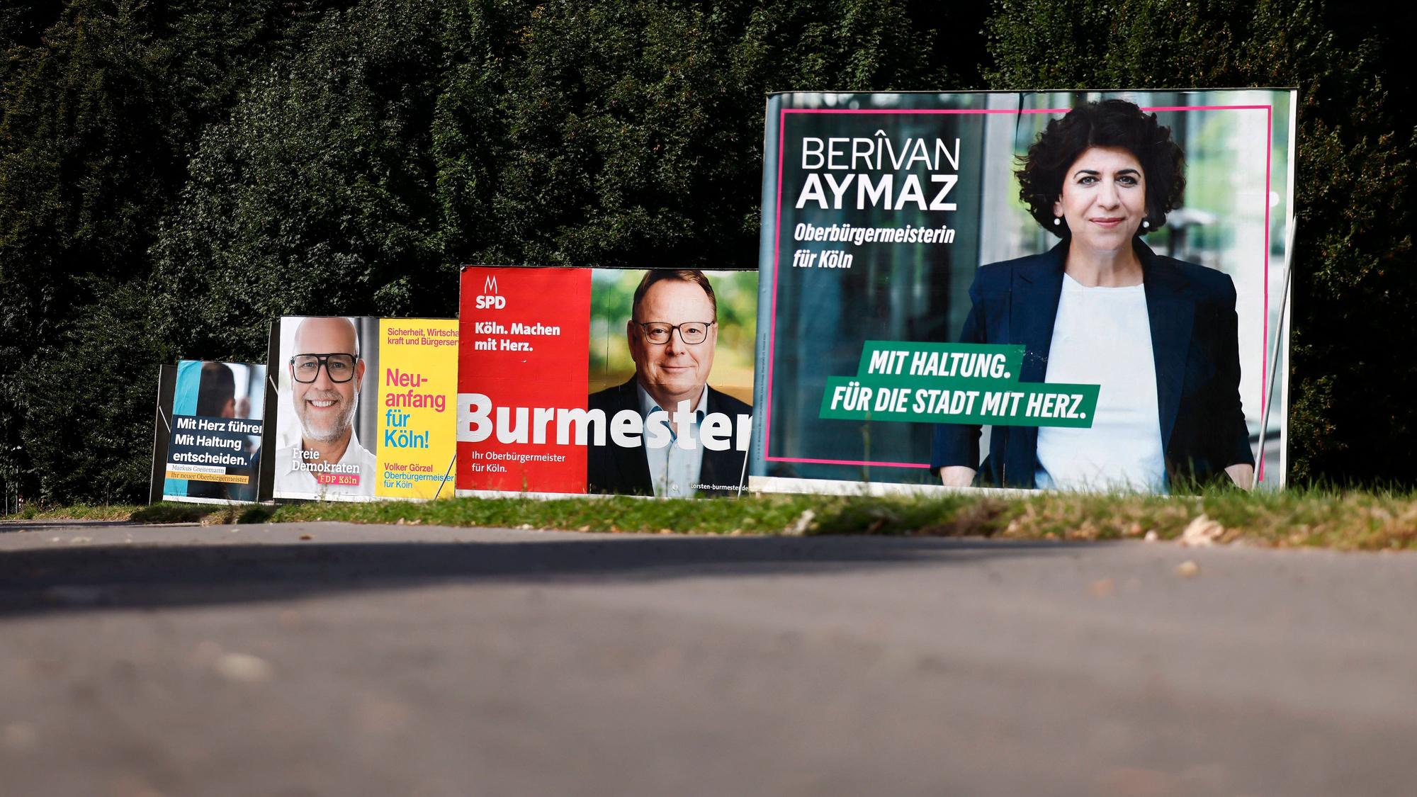 Das Bild zeigt Wahlplakate zur Kommunalwahl 2025 in Köln. Foto: IMAGO/Panama Pictures
