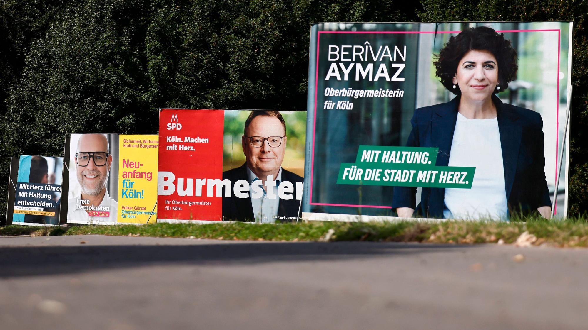 Die Kölner Wahlplakate der OB-Kandidaten Markus Greitemann CDU, Volker Görzel FDP, Torsten Burmester SPD und Berivan Aymaz Bündnis 90, Die Grünen stehen nebeneinander an der Aachener Straße in Köln.
