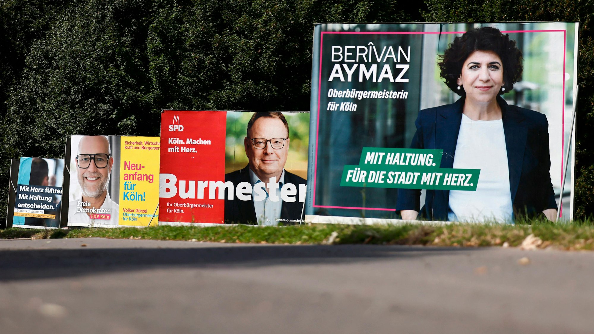 Die Kölner Wahlplakate der OB-Kandidaten Markus Greitemann CDU, Volker Görzel FDP, Torsten Burmester SPD und Berivan Aymaz Bündnis 90, Die Grünen stehen nebeneinander an der Aachener Straße in Köln.