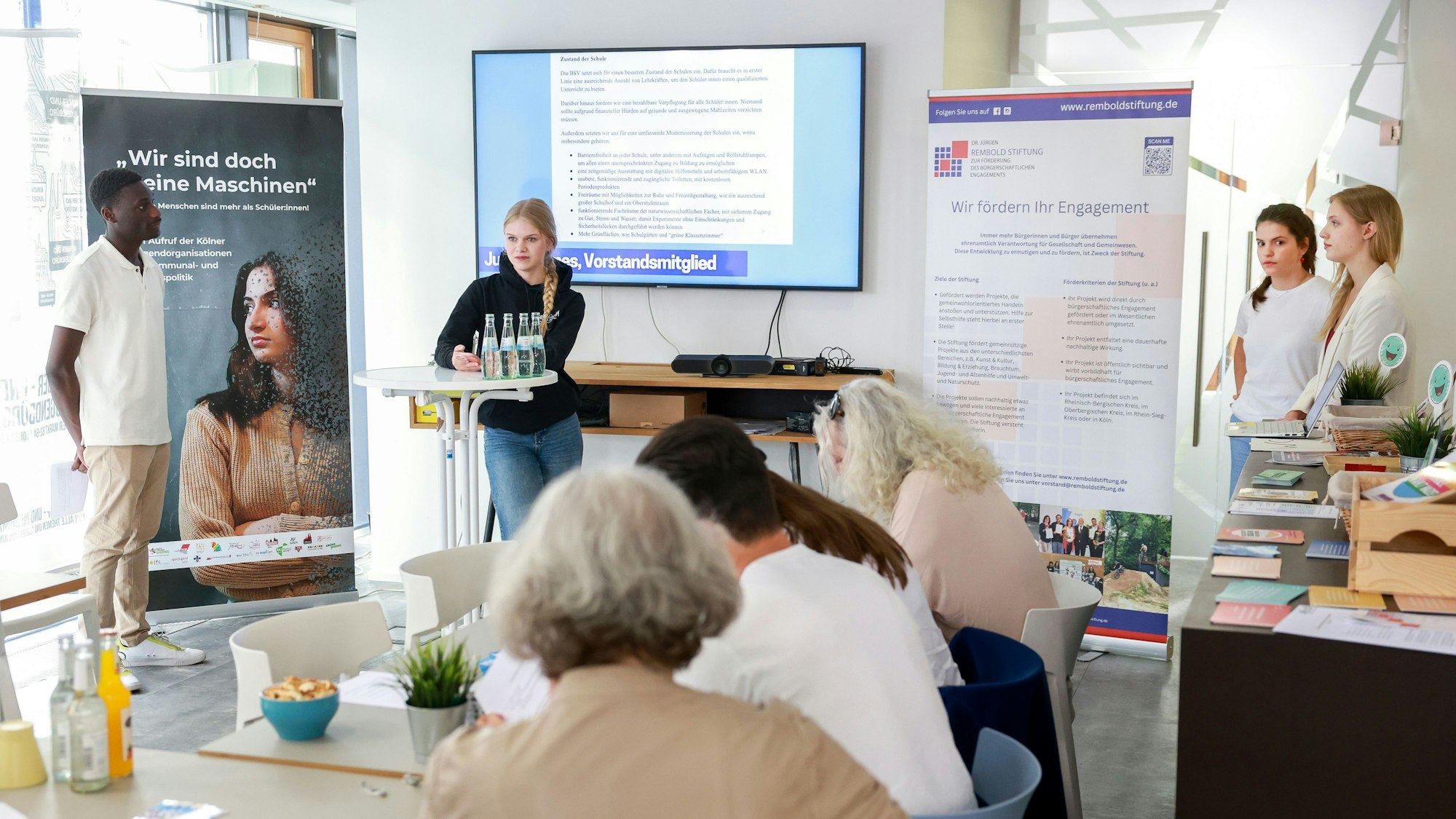 Mitglieder des Vorstandes der Bezirksschüler:innenvertretung berichten bei einer Pressekonferenz über ihre Arbeit und stellen ein neues Grundsatzprogramm vor.
Im Bild v.l.n.r. Fortune Ntunga, Judith Ternes, Marie Hacker und Kateryna Knaub.