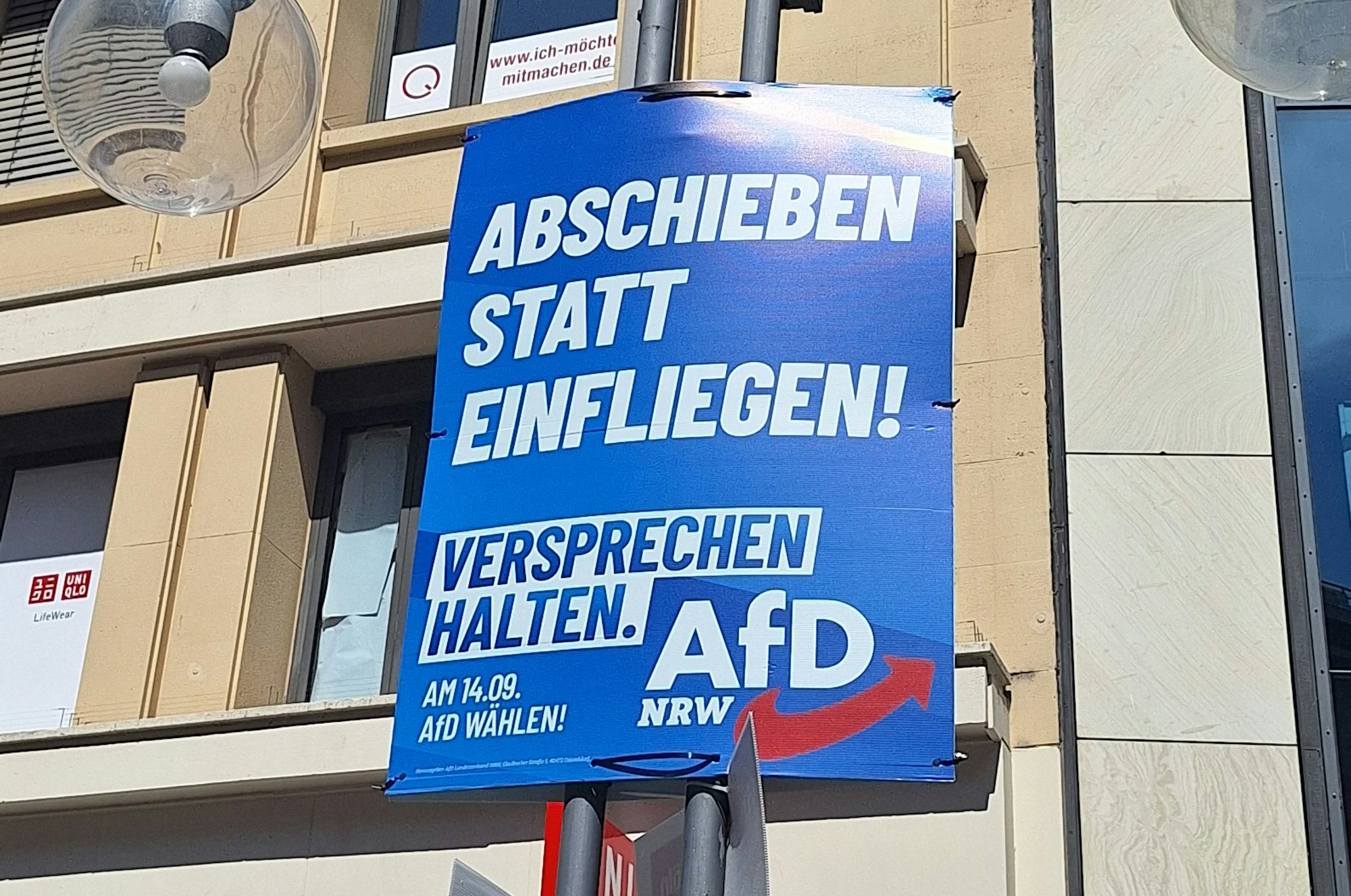 Wahlplakat von der AfD mit dem Spruch: "Abschieben statt einfliegen"
