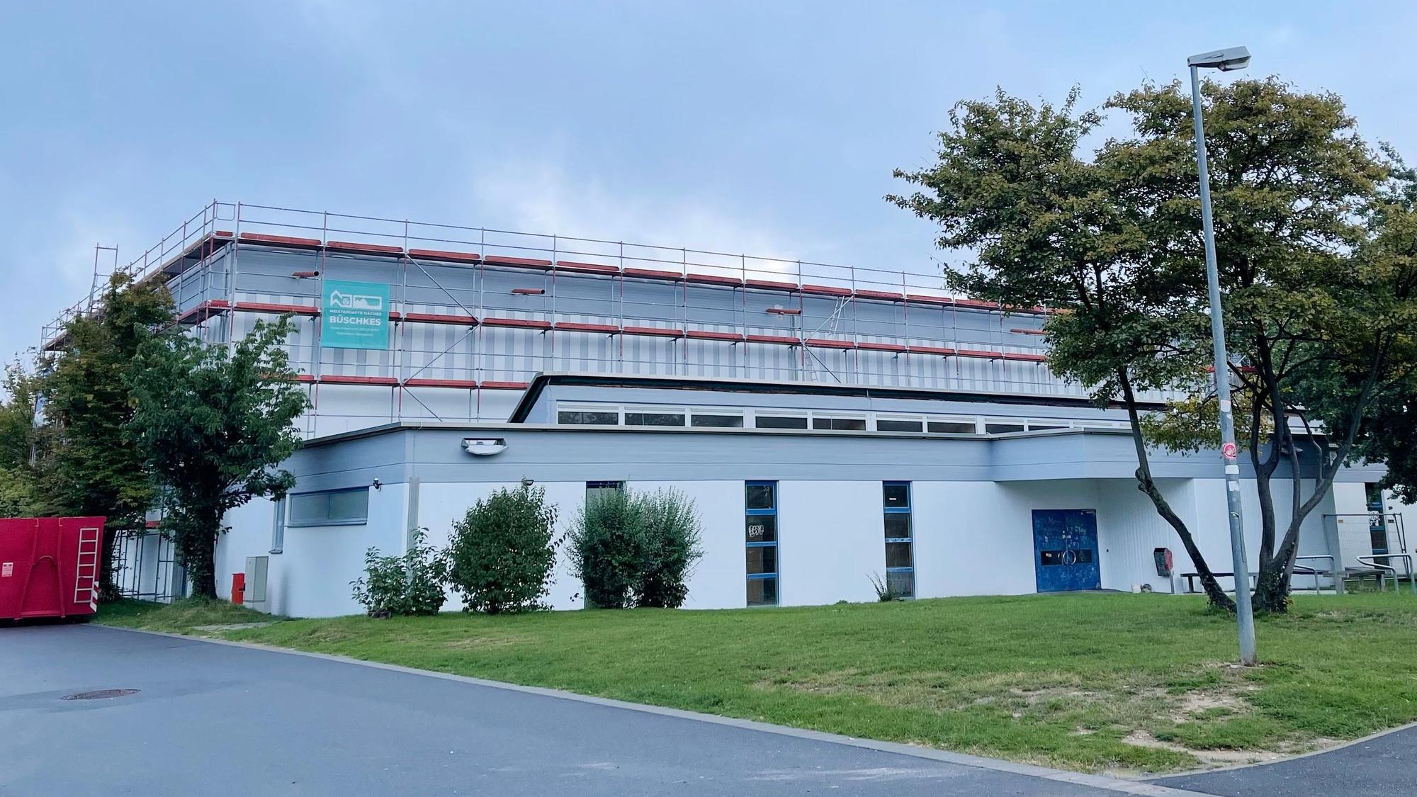 Ein Blick auf die Sporthalle, deren Fassade zum Teil noch eingerüstet ist.