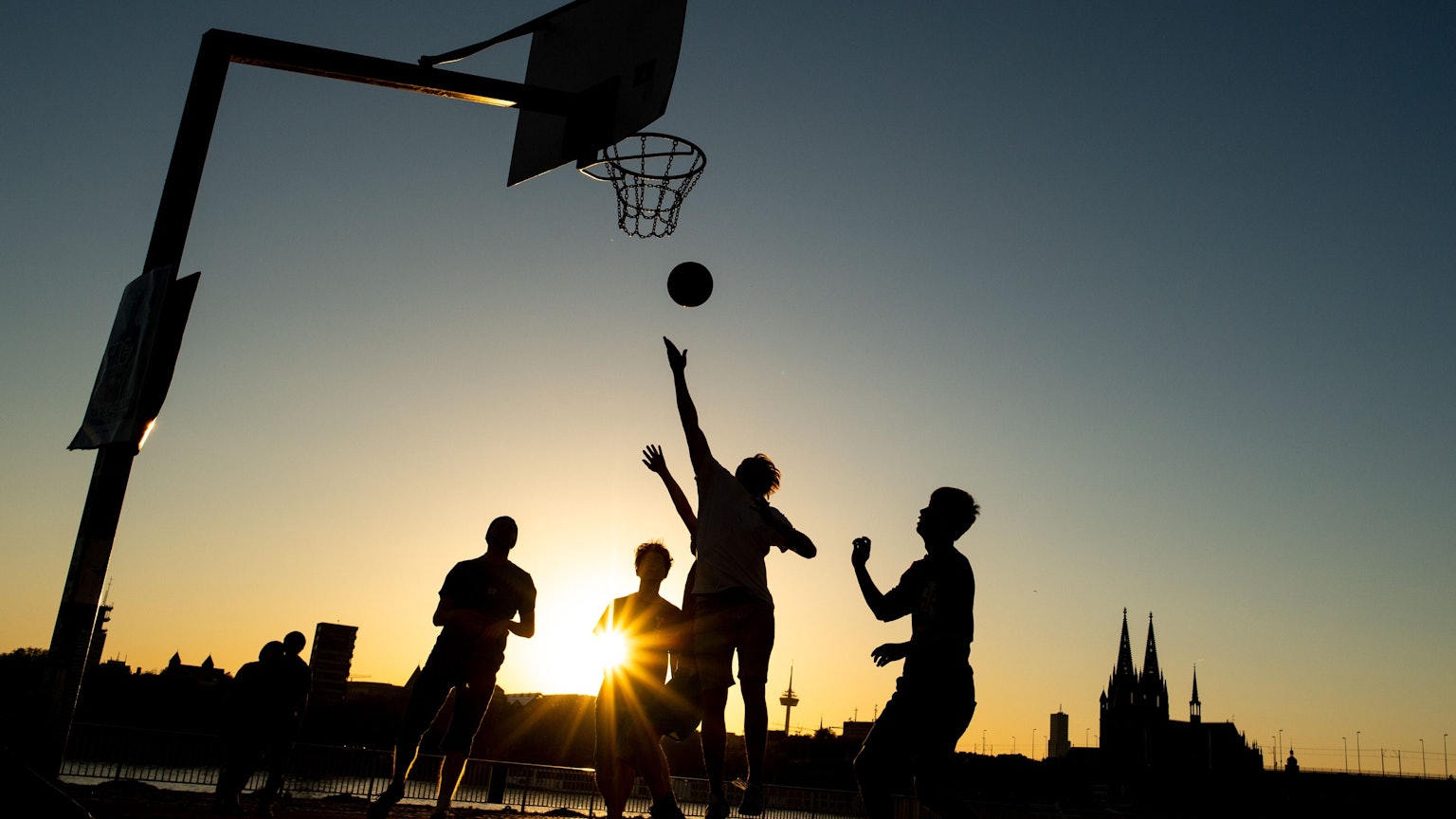 Wie kritisiert man richtig? Der Kölner Coach Sohrab Salimi illustriert das an einem Beispiel aus dem Basketballtraining.