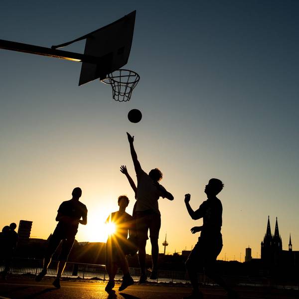 Wie kritisiert man richtig? Der Kölner Coach Sohrab Salimi illustriert das an einem Beispiel aus dem Basketballtraining.