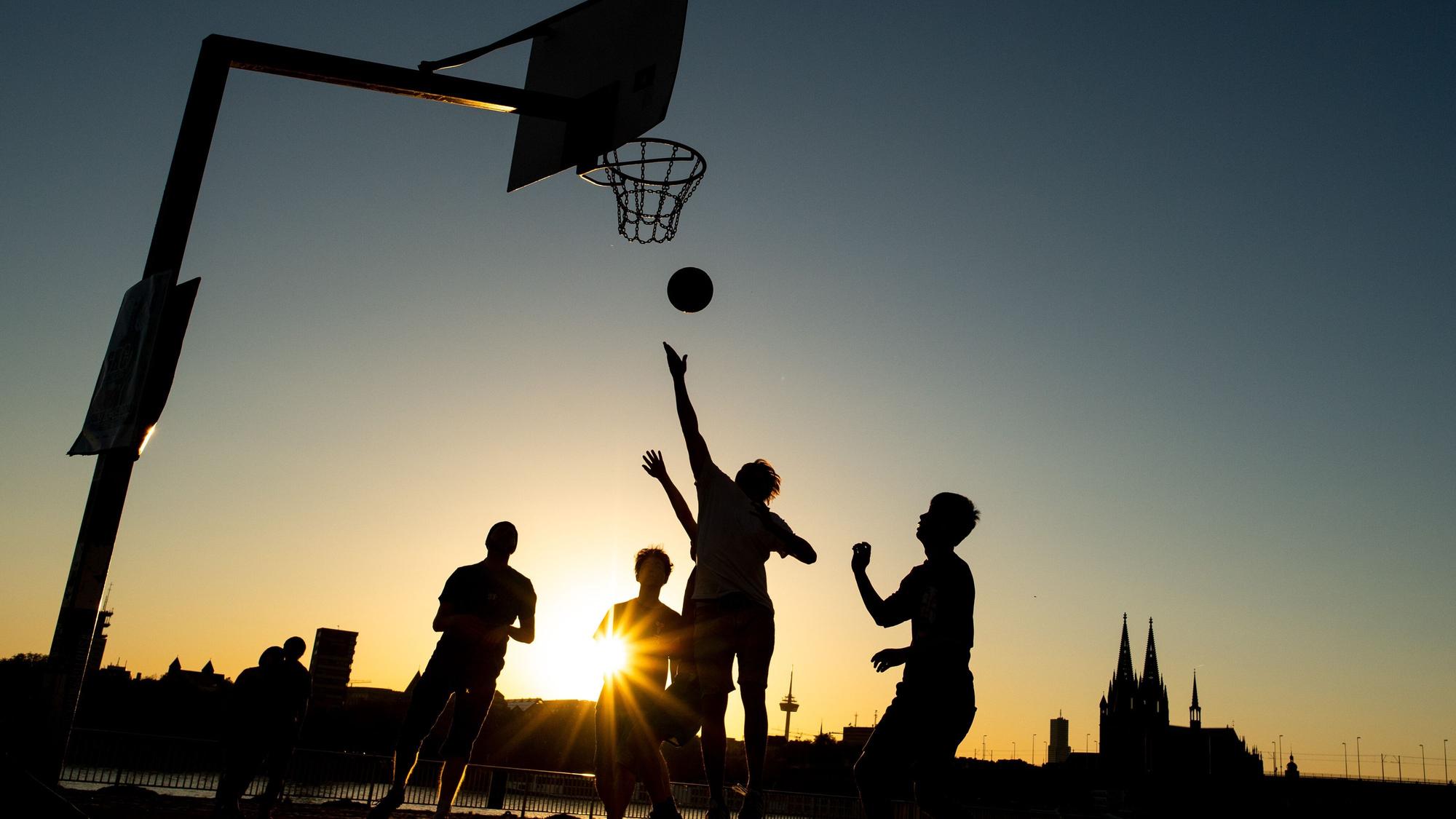 Wie kritisiert man richtig? Der Kölner Coach Sohrab Salimi illustriert das an einem Beispiel aus dem Basketballtraining.