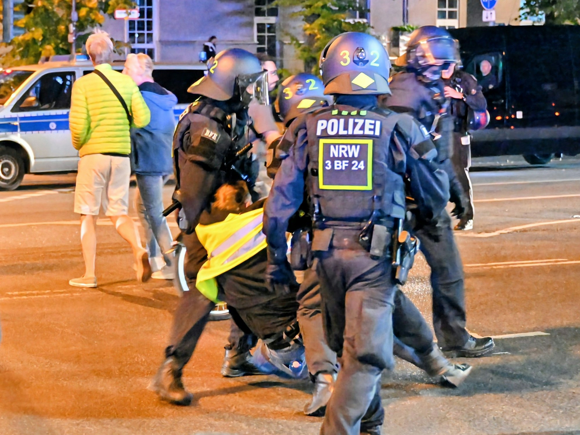30.08.2025, Nordrhein-Westfalen, Köln: Polizisten führen beim Anti-Kriegs-Marsch der Initiative "Rheinmetall Entwaffnen" einen Teilnehmer ab. Foto: Henning Kaiser/dpa +++ dpa-Bildfunk +++