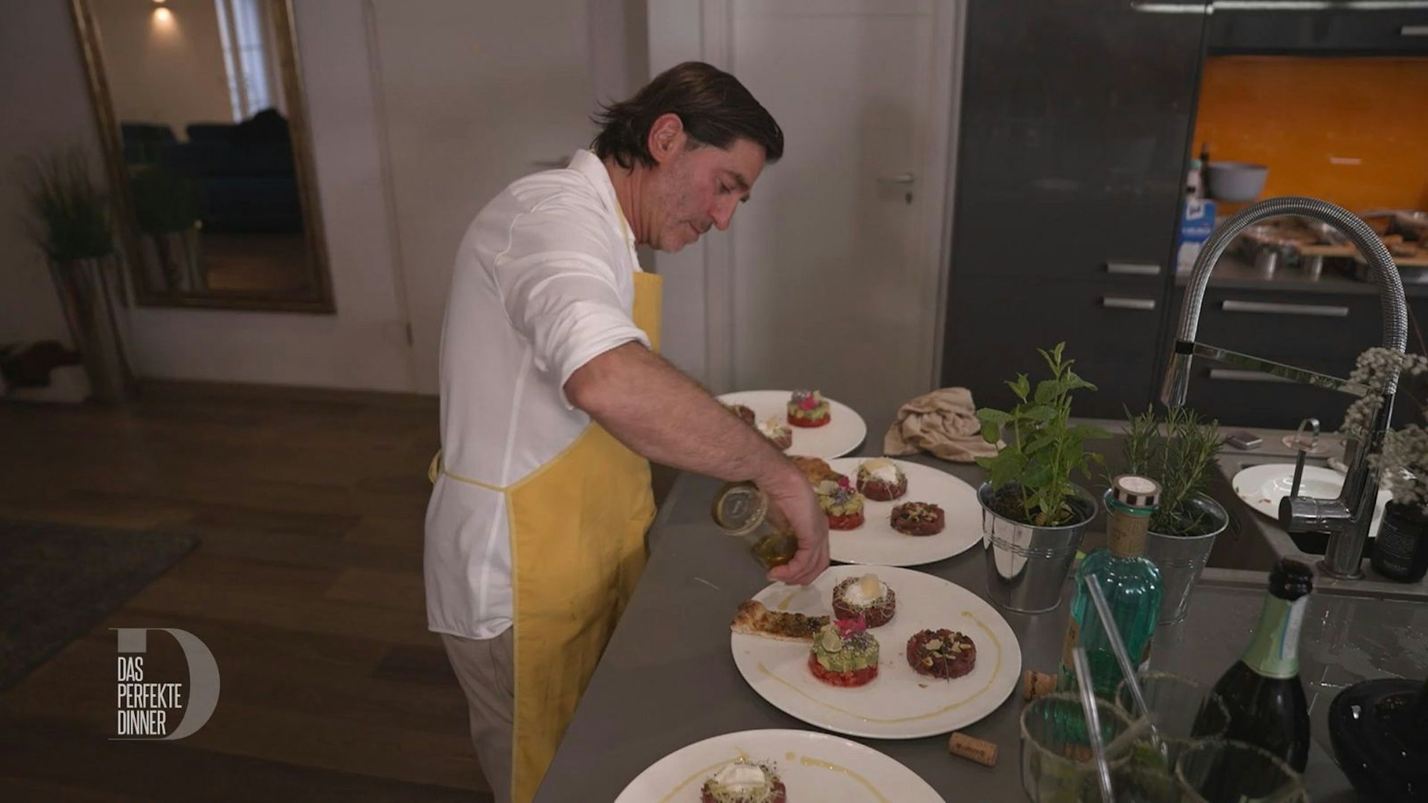 Zum Tatar-Dreierlei hat Dino noch schnell ein Pizzabrot gebacken.
(Bild: RTL)