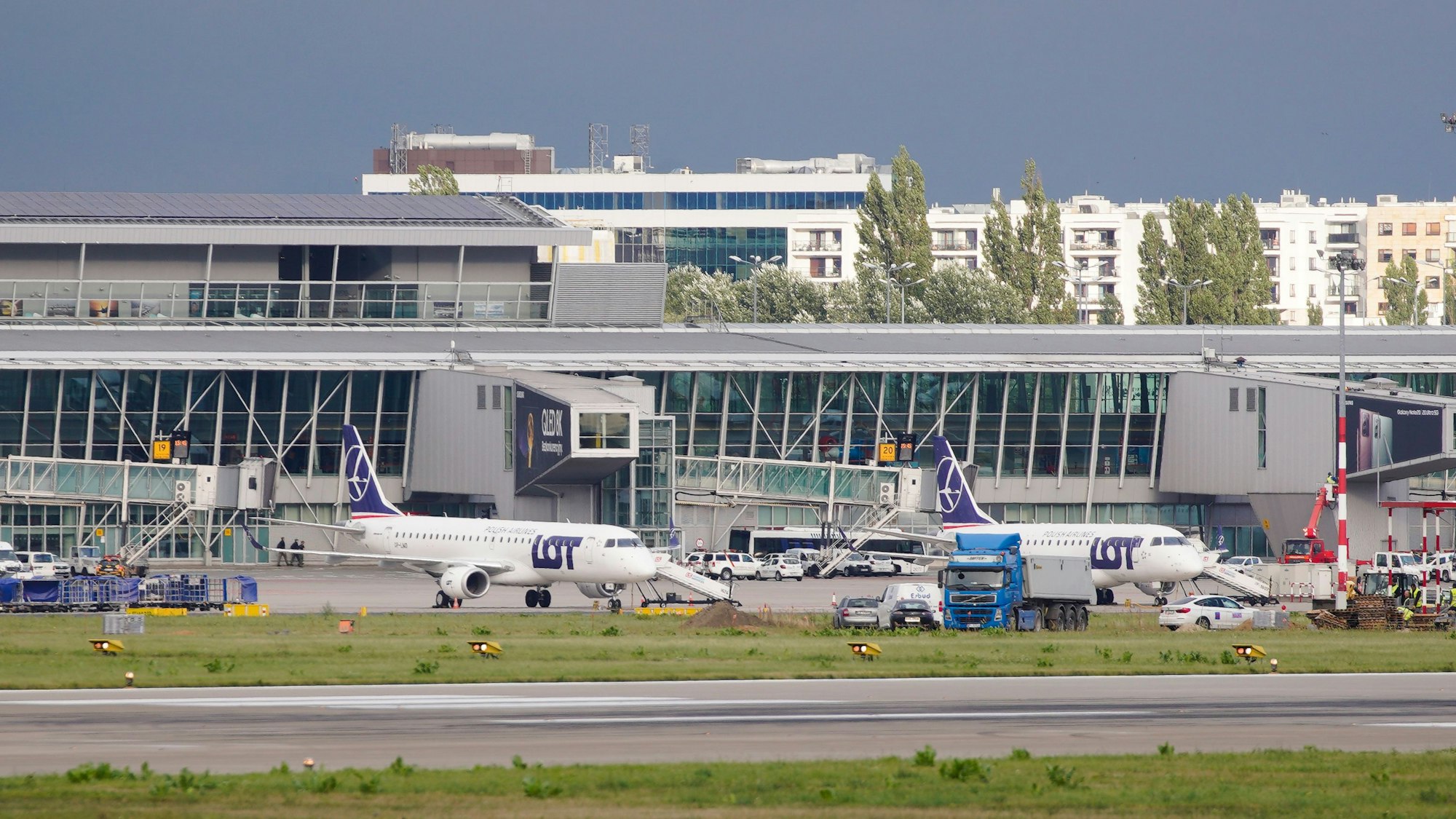Flugzeuge der polnischen Fluggesellschaft LOT sind am Chopin-Flughafen Warschau geparkt. (Symbolbild)