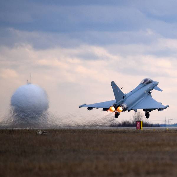 Ein deutscher Eurofighter beim Start. Die Zahl der eingesetzten deutschen Kampfjets über Polen wird von zwei auf vier verdoppelt, teilt das Verteidigungsministerium mit. (Archivbild)
