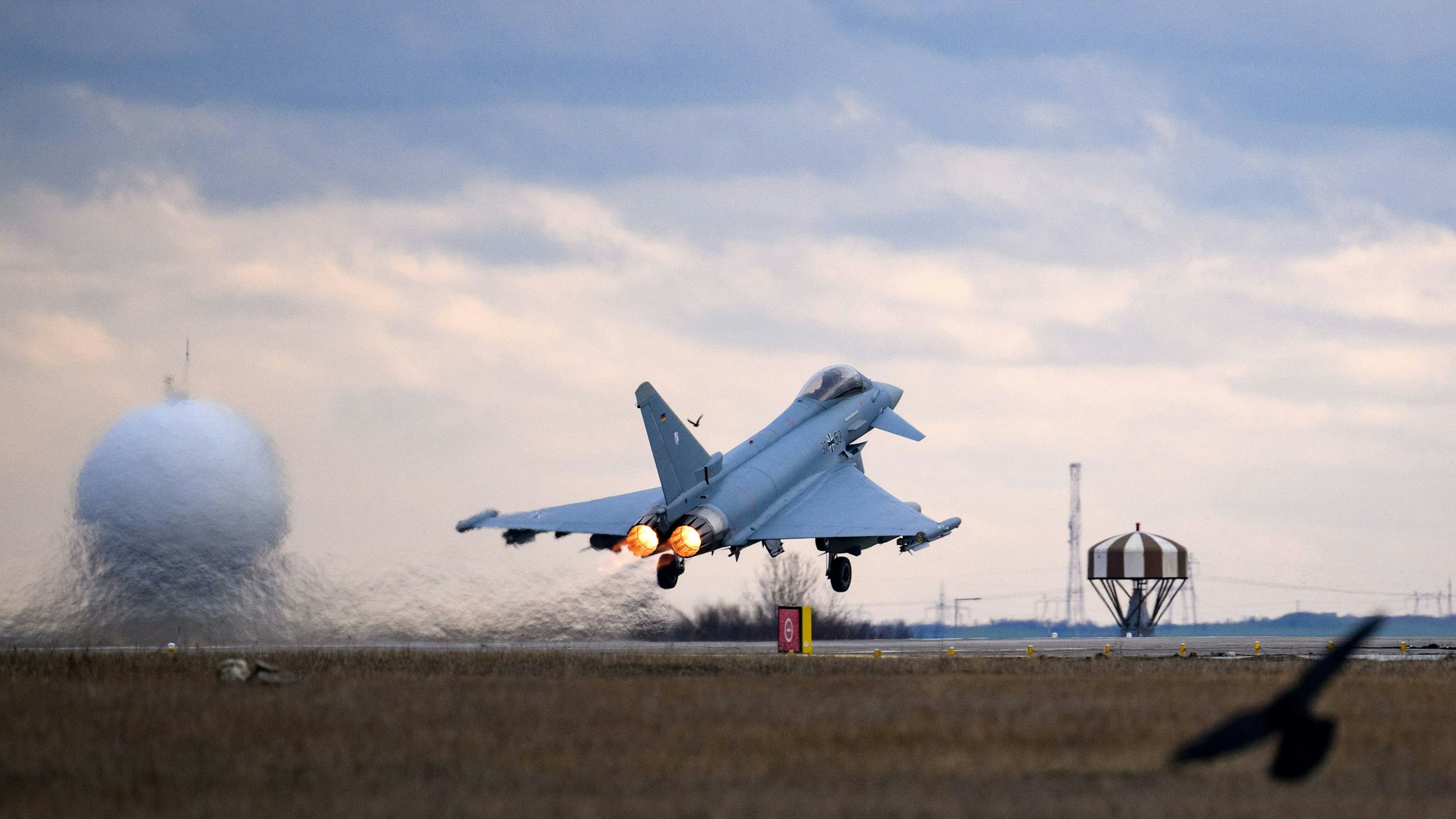 Ein deutscher Eurofighter beim Start. Die Zahl der eingesetzten deutschen Kampfjets über Polen wird von zwei auf vier verdoppelt, teilt das Verteidigungsministerium mit. (Archivbild)