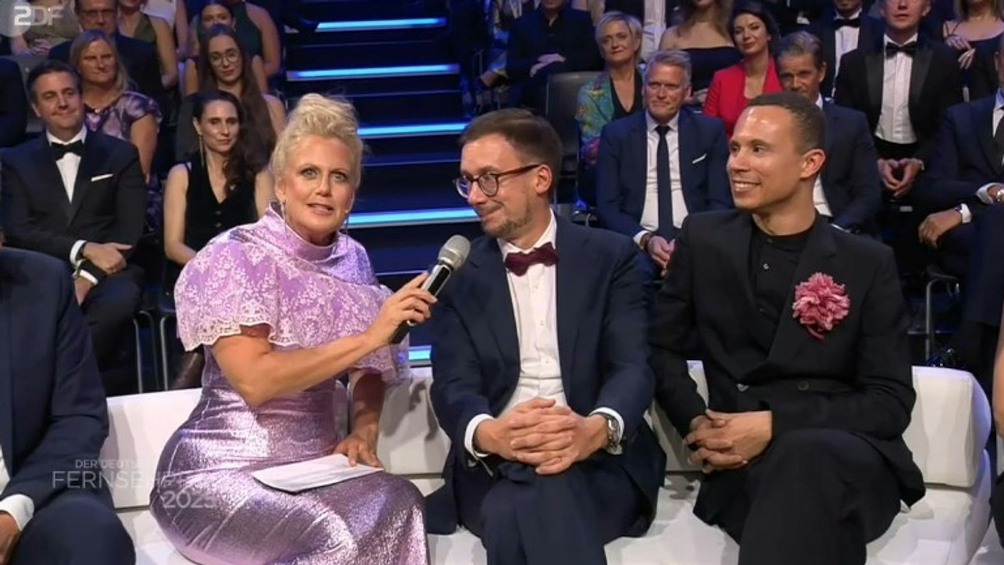 „Wer ist Thomas?“, fragt Barbara Schöneberger, während des Gesprächs mit (eben jenem) Thomas Schmitt. (Bild: ZDF)