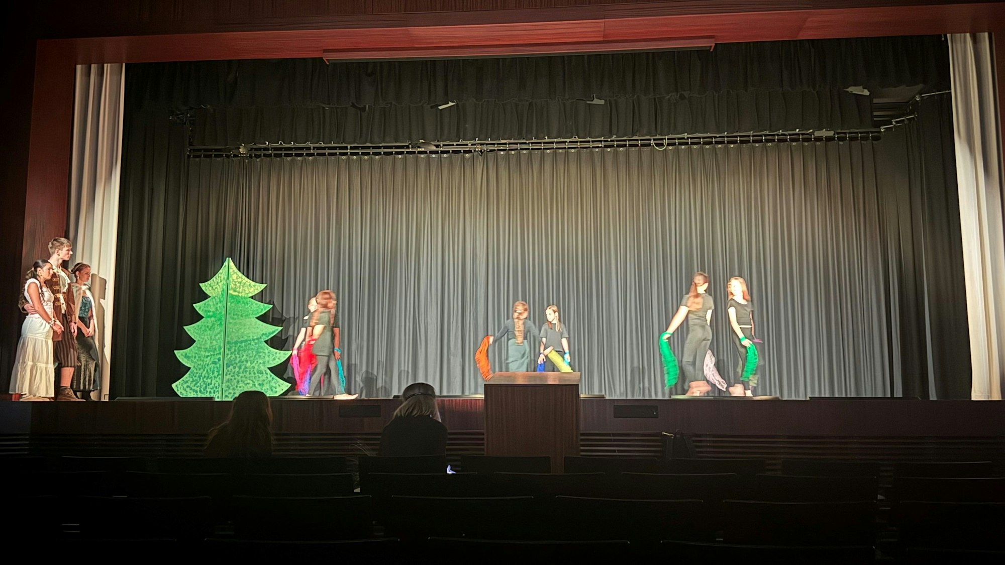 Zu sehen: Das Theaterstück im Theaterstück. Links schauen Ferdinand und seine Geliebte Miranda, zusammen mit ihrer Mutter Prospero dem Theaterstück zu.