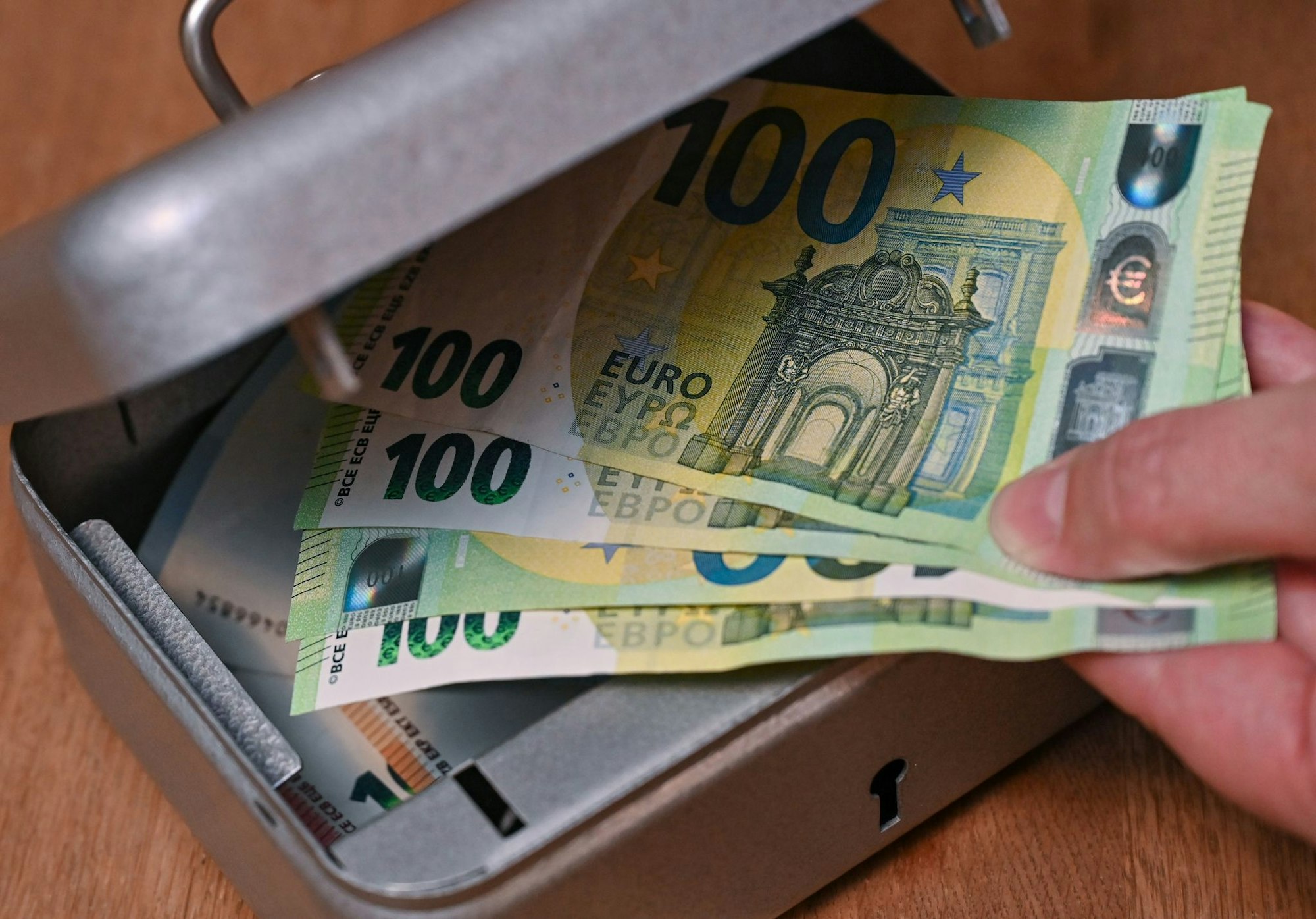 Auf das Geld und den Schmuck älterer Menschen haben es viele Trickbetrüger abgesehen. Bei einer neuen Masche geben sich die Kriminellen als Gutachter des Medizinischen Dienstes aus. (Symbolbild)