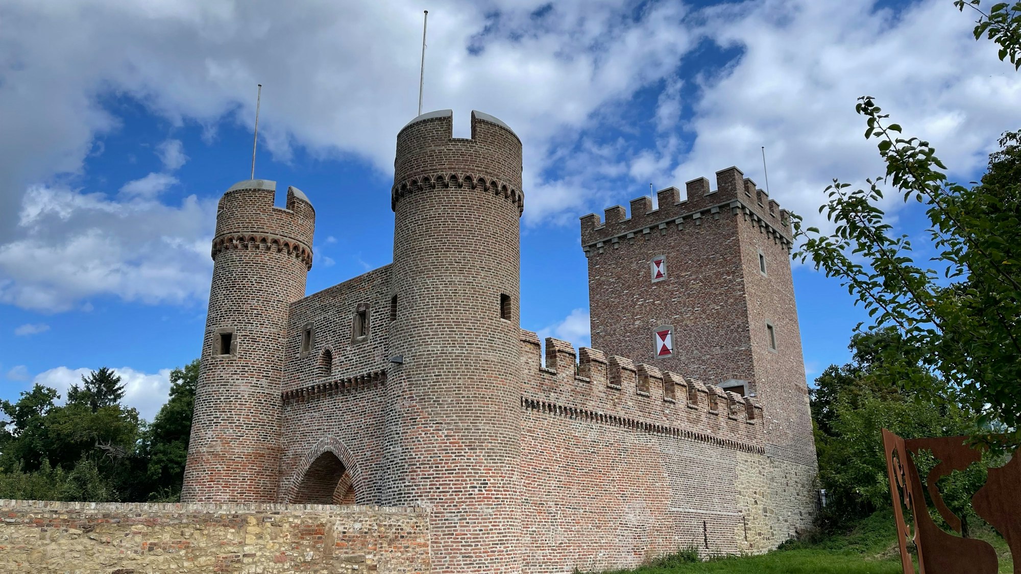 Das Zülpicher Weiertor unter einem bewölkten Himmel.