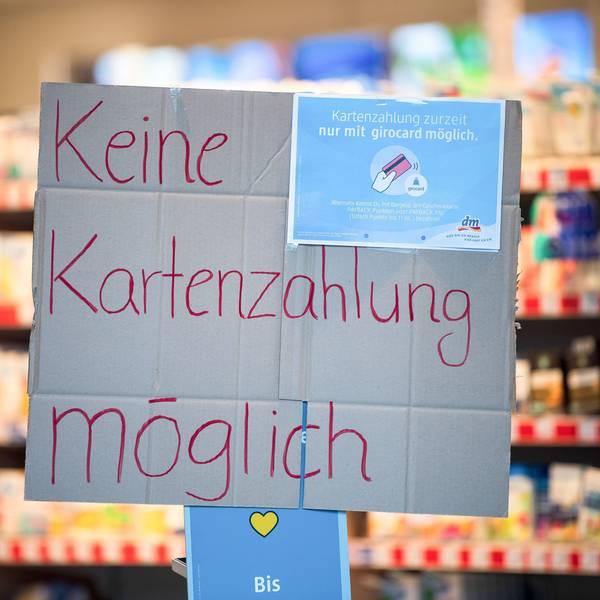 "Keine Kartenzahlung möglich" steht auf einem Schild am Eingang eines Drogeriemarktes.