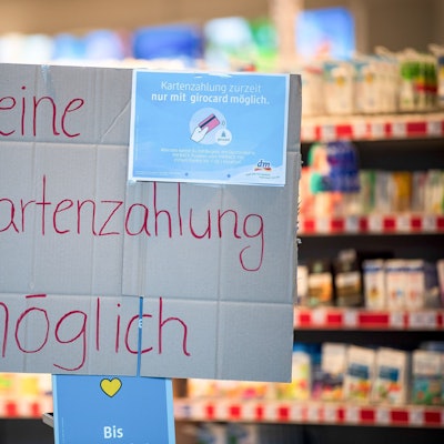 "Keine Kartenzahlung möglich" steht auf einem Schild am Eingang eines Drogeriemarktes.