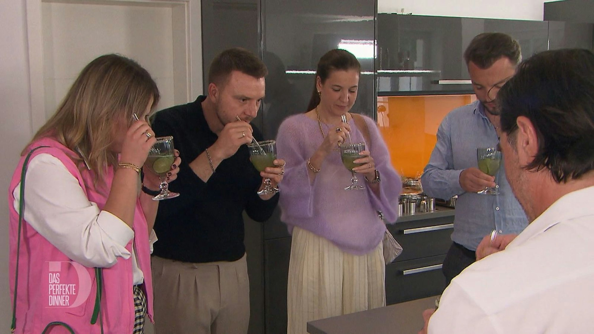 Schon beim Aperitif werden Alex, Yannik, Analena und Philipp durch einen Hauch von Basilikum nach Italien getragen.
(Bild: RTL)
