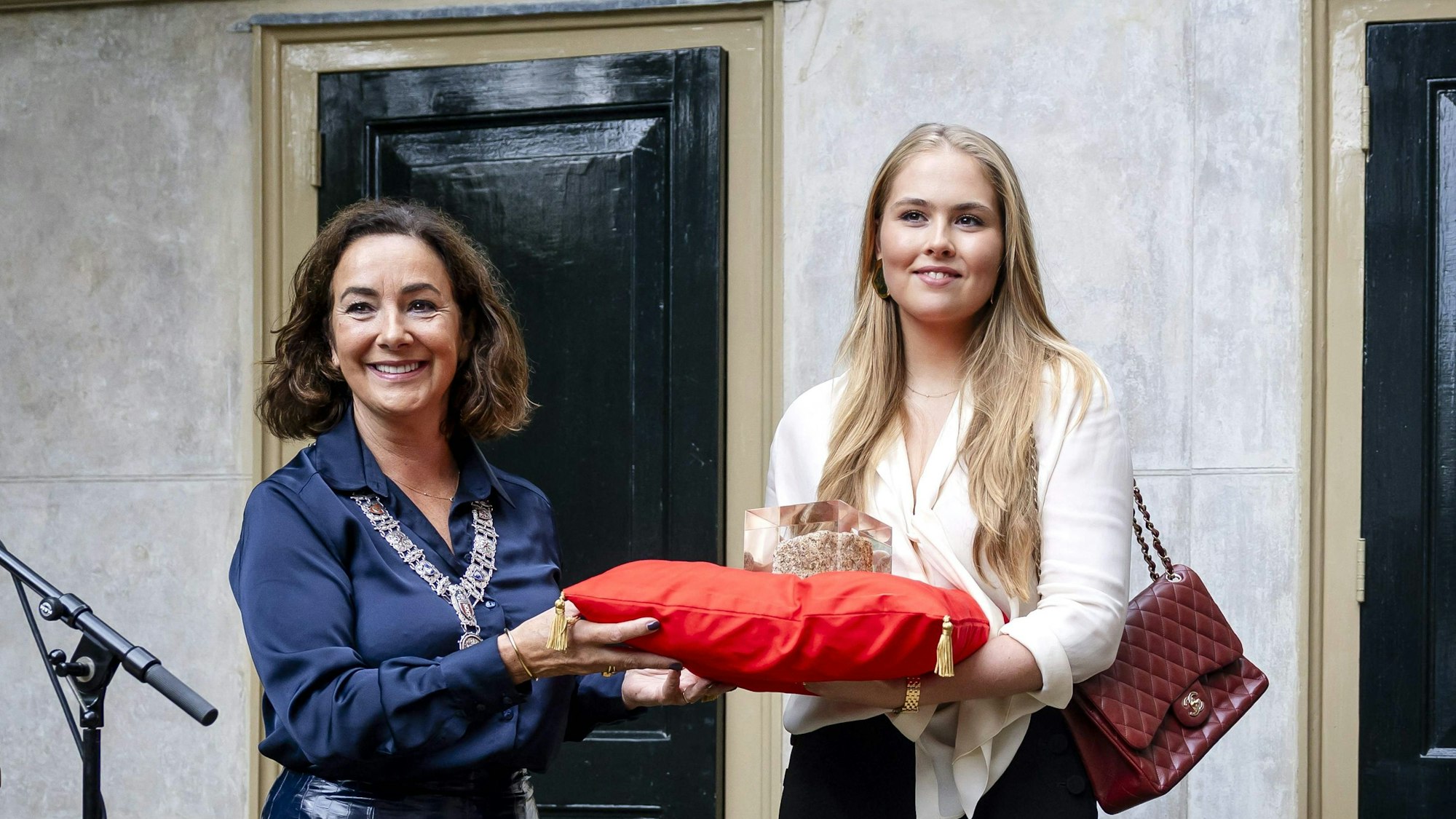 Kronprinzessin Amalia (r) erhält von Amsterdams Bürgermeisterin Femke Halsema (l) ein Geschenk beim Treffen mit dem Stadtrat am 10. September 2025 in Amsterdam.