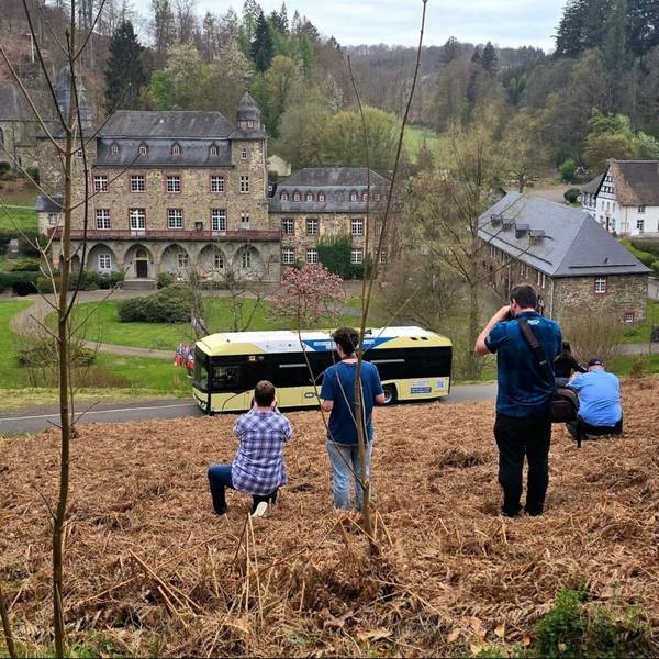 Hobbyfotografen fotografieren einen Wasserstoffbus vor Schloss Gimborn .