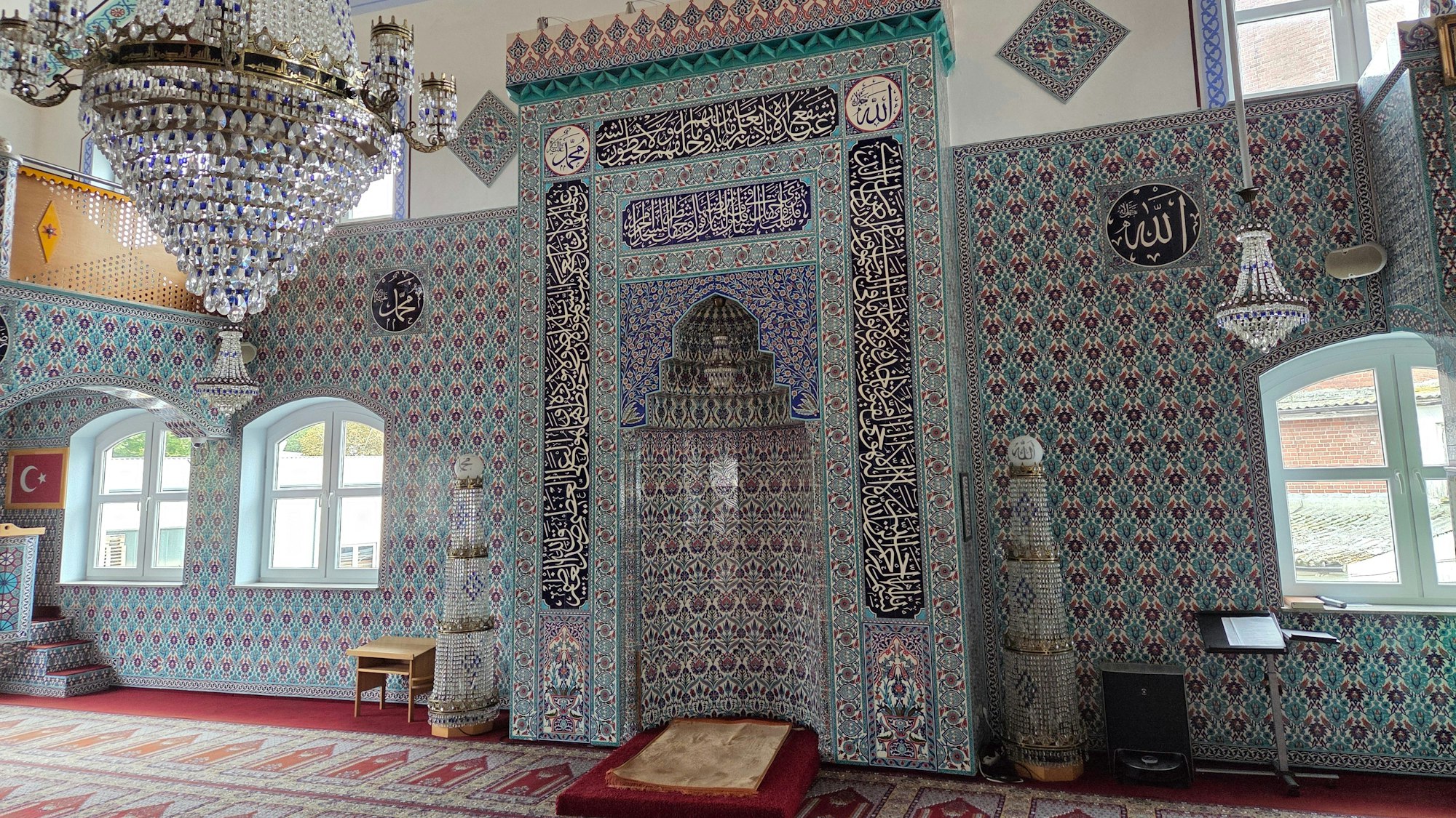 Imposant und kunstvoll verziert ist der gut 450 Quadratmeter große Gebetsraum im Inneren der Waldbröler Moschee.