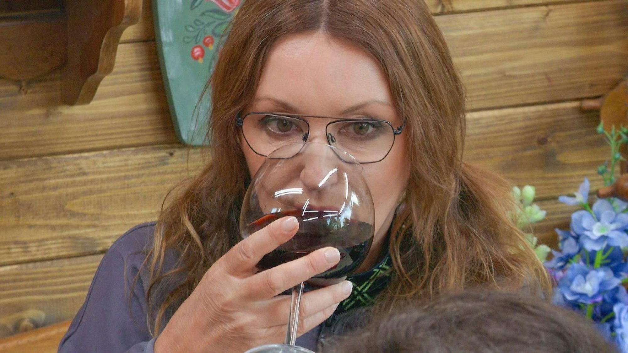 Zu viel Rotwein? Hanka wirkt leicht verwirrt. (Bild: RTL)