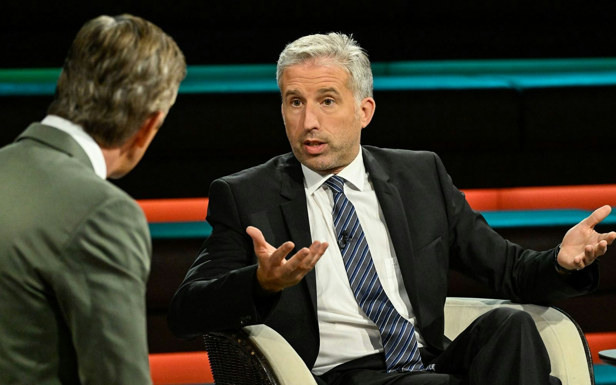 Bei „Markus Lanz“ machte Boris Palmer keinen Hehl daraus, warum er zehn Jahre nach „Wir schaffen das!“ eine „sehr, sehr kritische“ Bilanz ziehen muss. (Bild: ZDF / Markus Hertrich)