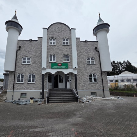 Nach der Renovierung der Fassade vom Sockel bis zum Dach ist aus der „Grünen Moschee“ („Yesil Cami“) in Waldbröl eine fast graue Moschee geworden. Bald möchte die muslimische Gemeinde die Einweihung nach der Instandsetzung feiern.