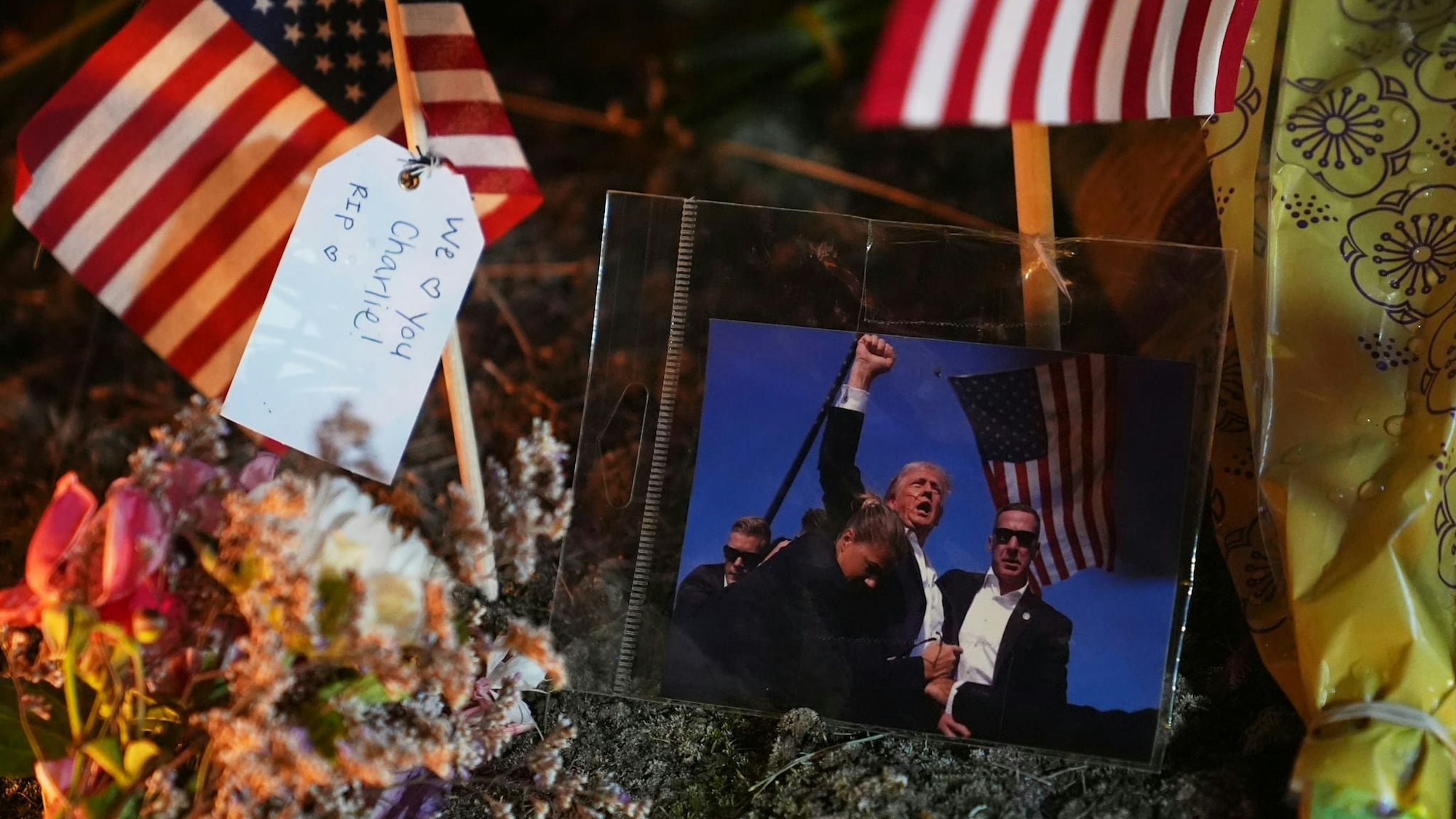 Ein Foto von US-Präsident Donald Trump ist bei einer Gedenkstätte für den rechtskonservativen Podcaster Charlie Kirk vor dem Timpanogos Regional Hospital zu sehen, nachdem Kirk erschossen wurde.