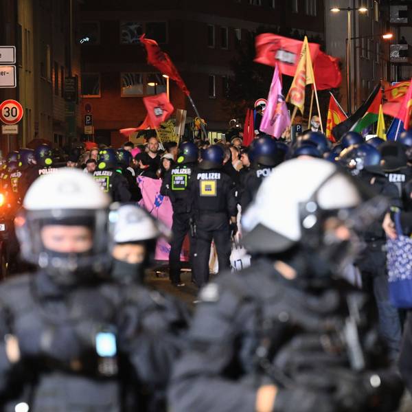ARCHIV - 30.08.2025, Nordrhein-Westfalen, Köln: Teilnehmer (hinten) werden bei einem "Anti-Kriegs-Marsch" der Initiative "Rheinmetall Entwaffnen" durch die Polizei eingekesselt. (zu dpa: «Innenministerium räumt Versäumnisse bei Anti-Kriegs-Demo ein») Foto: Henning Kaiser/dpa +++ dpa-Bildfunk +++