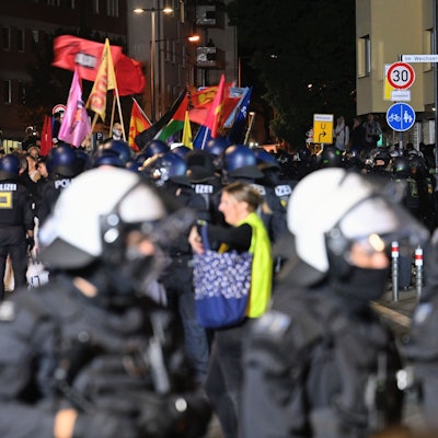 ARCHIV - 30.08.2025, Nordrhein-Westfalen, Köln: Teilnehmer (hinten) werden bei einem "Anti-Kriegs-Marsch" der Initiative "Rheinmetall Entwaffnen" durch die Polizei eingekesselt.  (zu dpa: «Innenministerium räumt Versäumnisse bei Anti-Kriegs-Demo ein») Foto: Henning Kaiser/dpa +++ dpa-Bildfunk +++