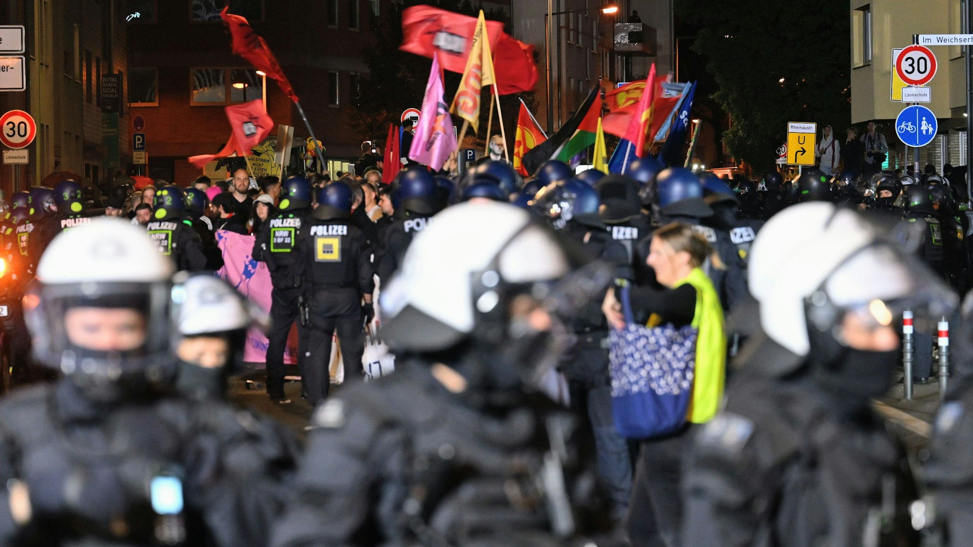 ARCHIV - 30.08.2025, Nordrhein-Westfalen, Köln: Teilnehmer (hinten) werden bei einem "Anti-Kriegs-Marsch" der Initiative "Rheinmetall Entwaffnen" durch die Polizei eingekesselt. (zu dpa: «Innenministerium räumt Versäumnisse bei Anti-Kriegs-Demo ein») Foto: Henning Kaiser/dpa +++ dpa-Bildfunk +++