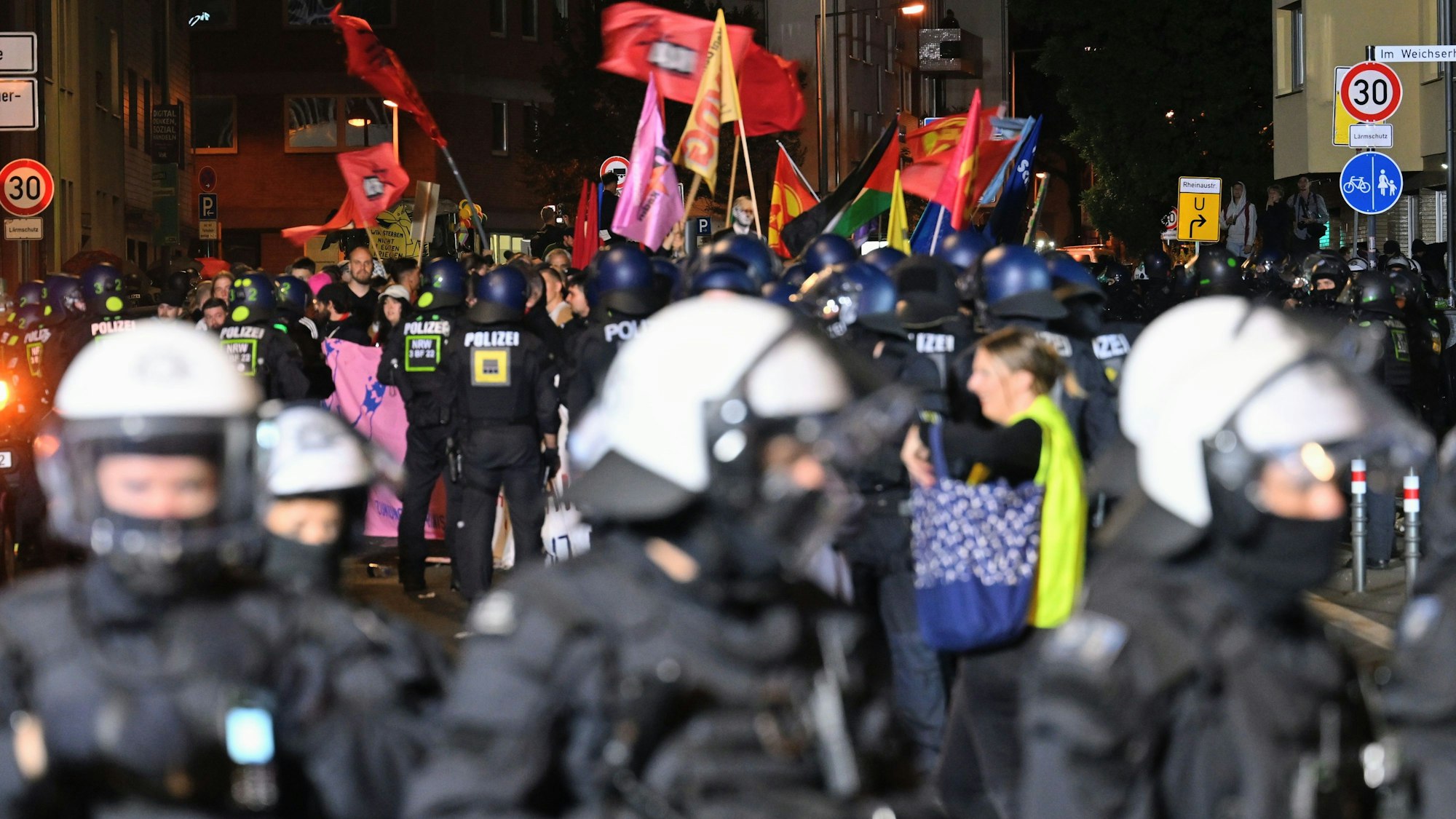 Teilnehmer des „Anti-Kriegs-Marschs“ der Initiative ‚Rheinmetall Entwaffnen‘ werden am 30.8.2025 durch die Polizei eingekesselt.