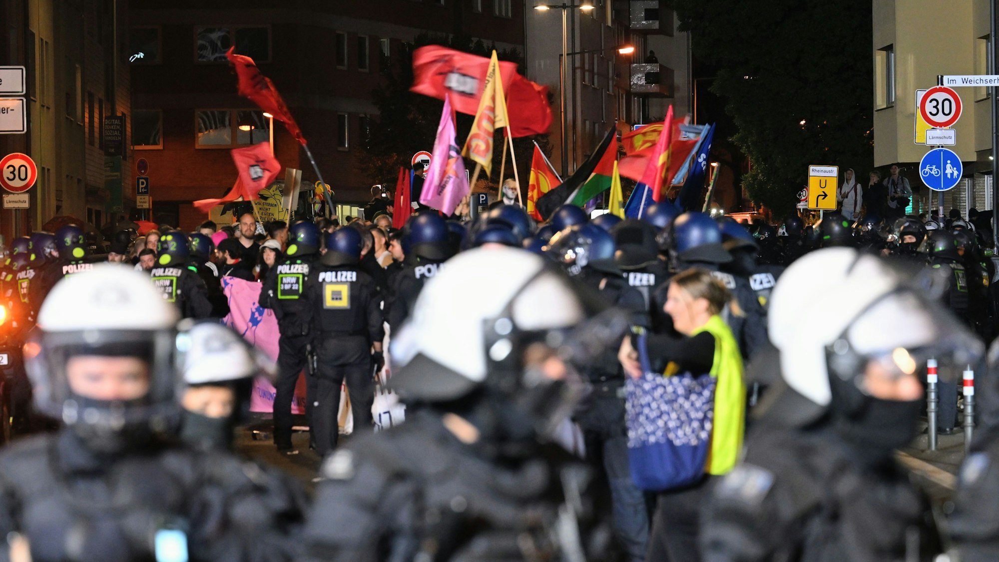 ARCHIV - 30.08.2025, Nordrhein-Westfalen, Köln: Teilnehmer (hinten) werden bei einem "Anti-Kriegs-Marsch" der Initiative "Rheinmetall Entwaffnen" durch die Polizei eingekesselt. (zu dpa: «Innenministerium räumt Versäumnisse bei Anti-Kriegs-Demo ein») Foto: Henning Kaiser/dpa +++ dpa-Bildfunk +++