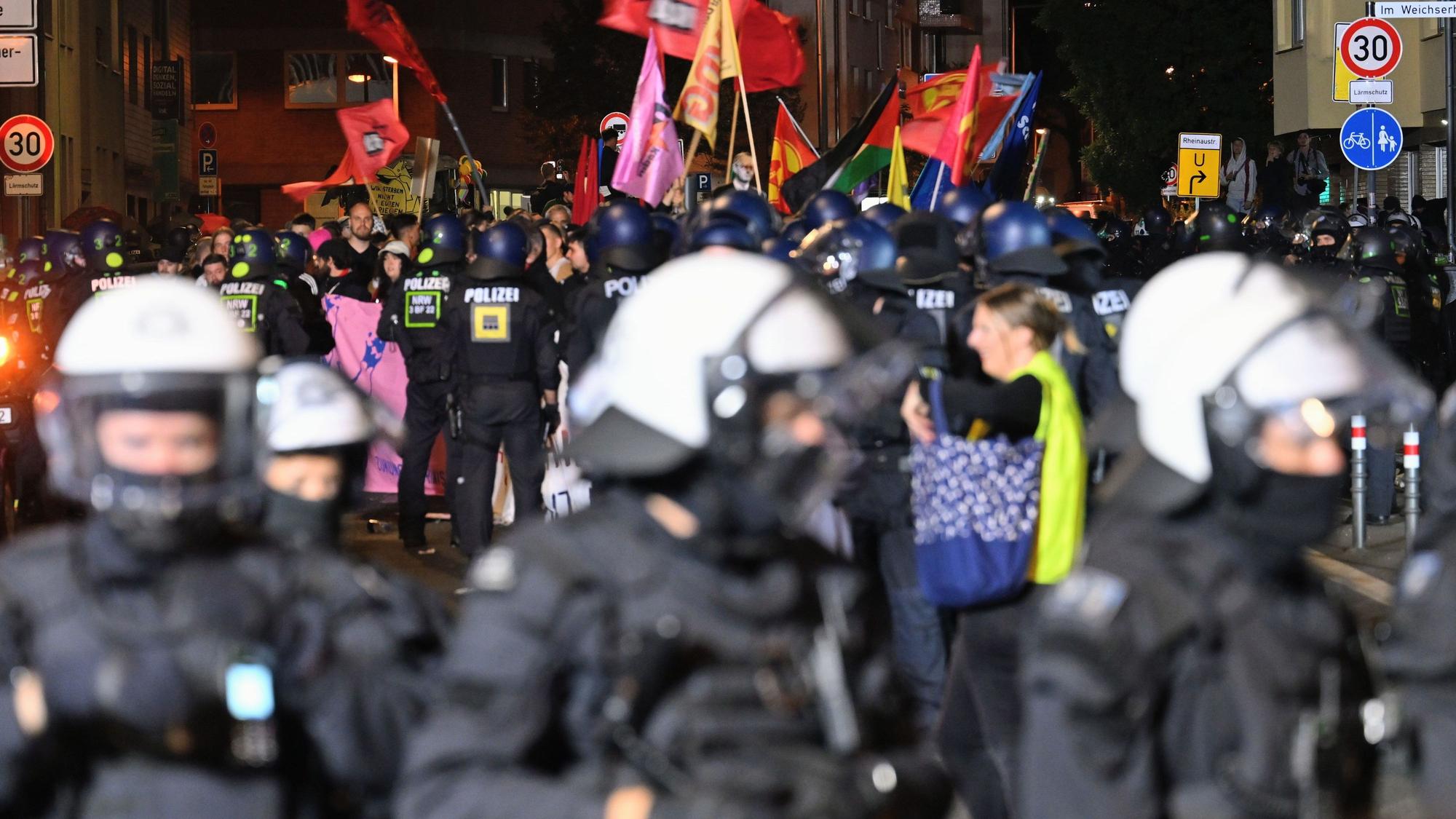 ARCHIV - 30.08.2025, Nordrhein-Westfalen, Köln: Teilnehmer (hinten) werden bei einem „Anti-Kriegs-Marsch“ der Initiative „Rheinmetall Entwaffnen“ durch die Polizei eingekesselt. (zu dpa: «Innenministerium räumt Versäumnisse bei Anti-Kriegs-Demo ein») Foto: Henning Kaiser/dpa +++ dpa-Bildfunk +++