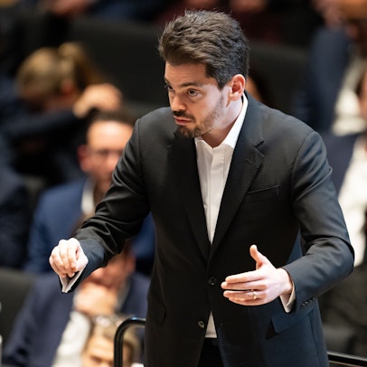 Lahav Shani, zukünftiger Chefdirigent der Münchner Philharmoniker, steht auf der Bühne.