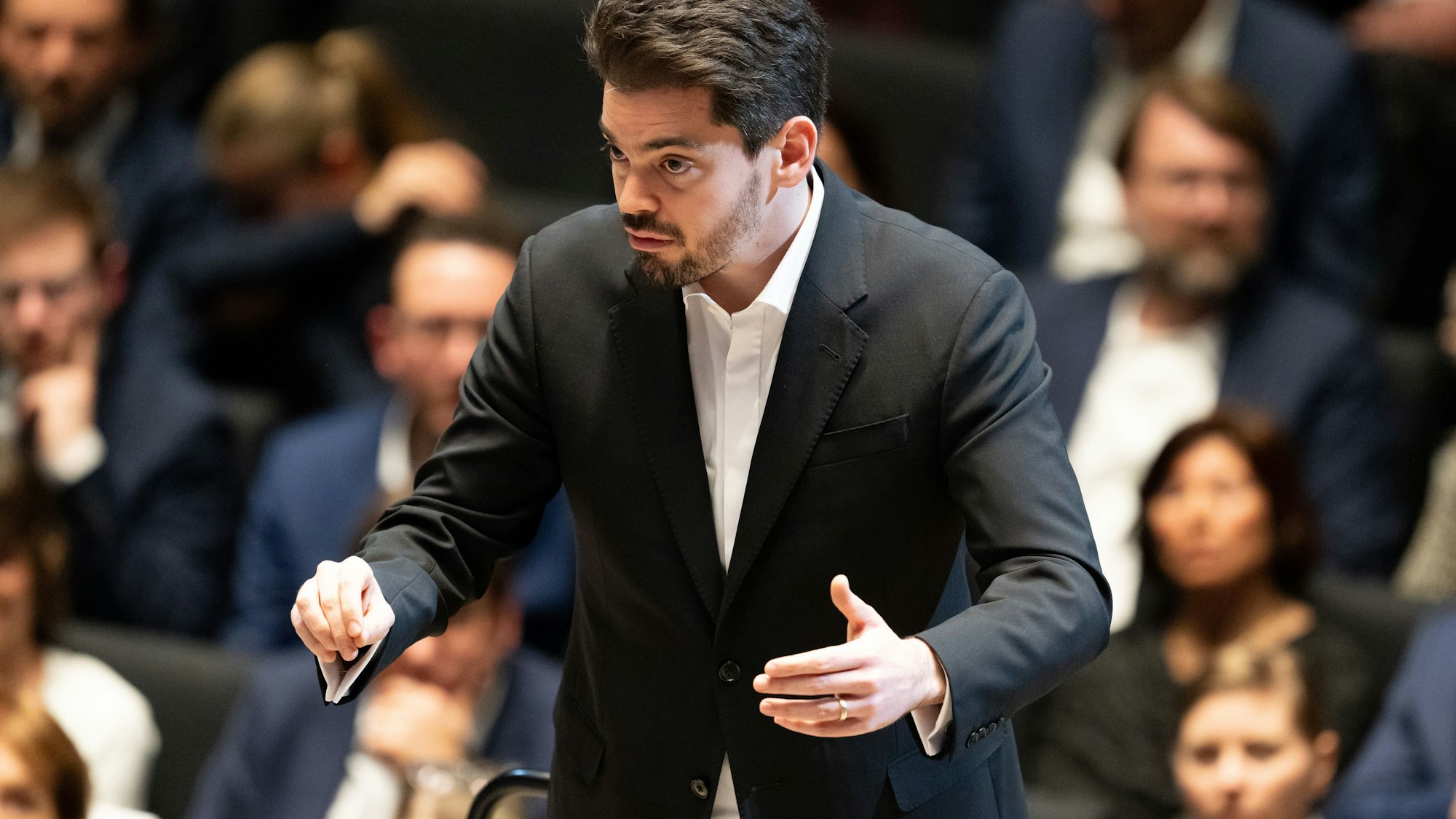 Lahav Shani, zukünftiger Chefdirigent der Münchner Philharmoniker, steht auf der Bühne.