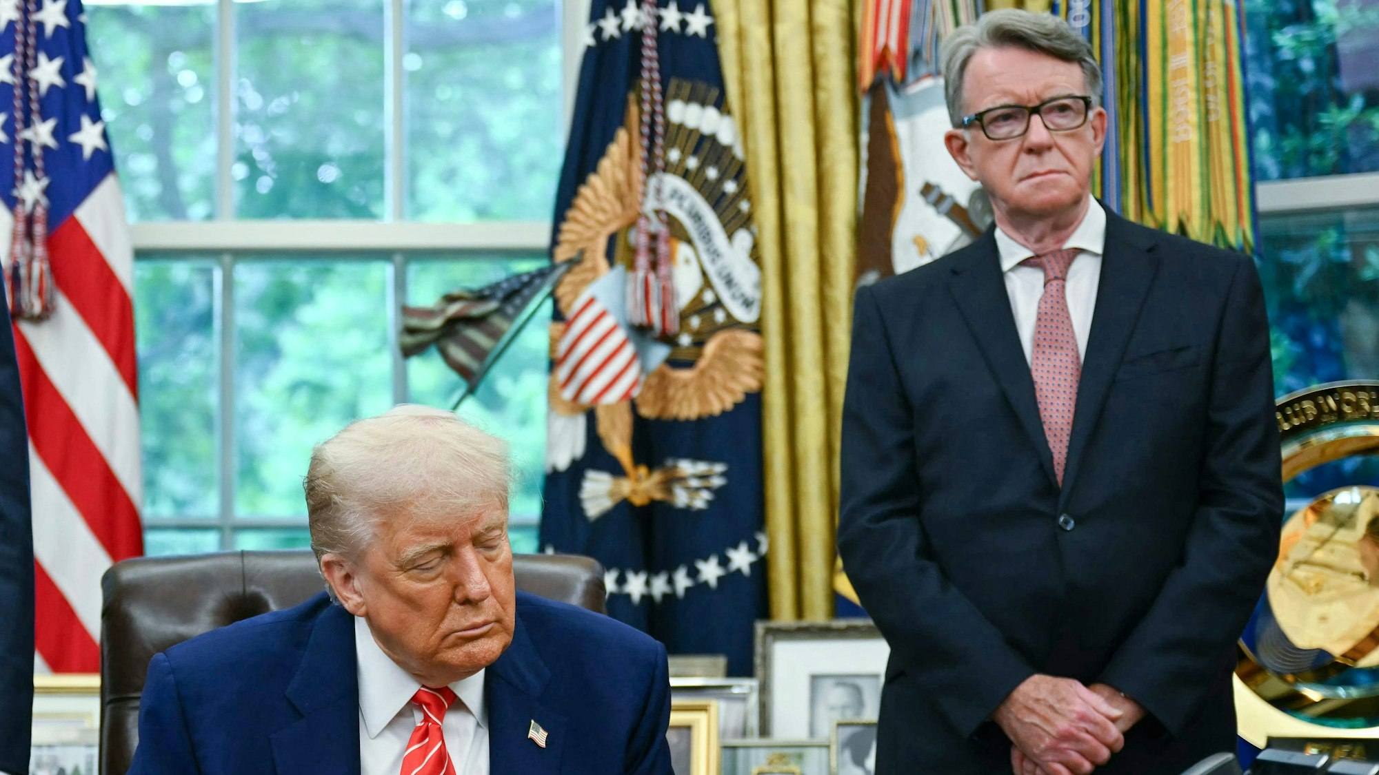 Peter Mandelson (r.) steht neben Donald Trump im Oval Office.