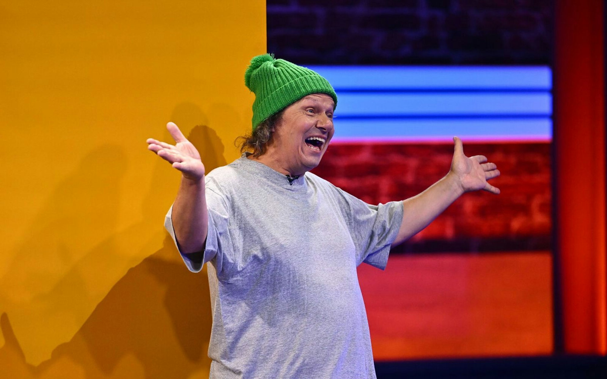 TV-Star Manni Ludolf ersetzt Dolly Buster bei „Deutschlands dümmster Promi“. Sein Motto: „Einfach loslegen und sich überraschen lassen.“ (Bild: Joyn)