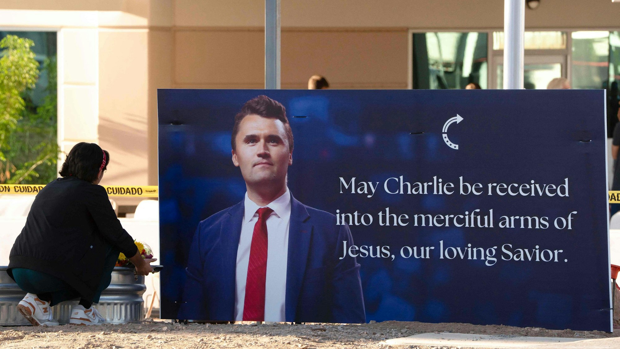 Charlie Kirk spricht an der Utah Valley University Mützen. Kirk, ist laut US-Präsident Trump bei der Veranstaltung erschossen worden.
