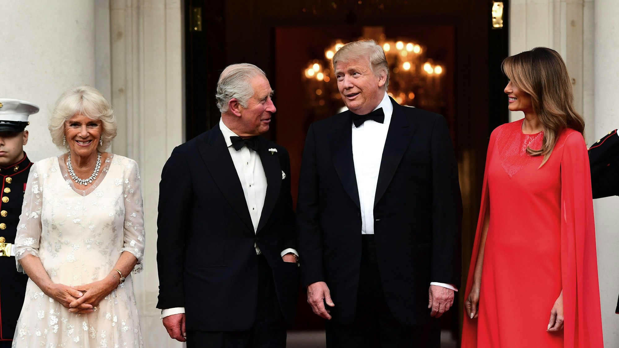 Der damalige Prinz Charles (2.v.l.), und seine Frau Camilla (l.) werden 2019 im Regent’s Park von US-Präsident Donald Trump (2.v.r.) und First Lady Melania (r.) vor dem Winfield House, der Residenz des amerikanischen Botschafters in Großbritannien, zu einem Bankett empfangen.